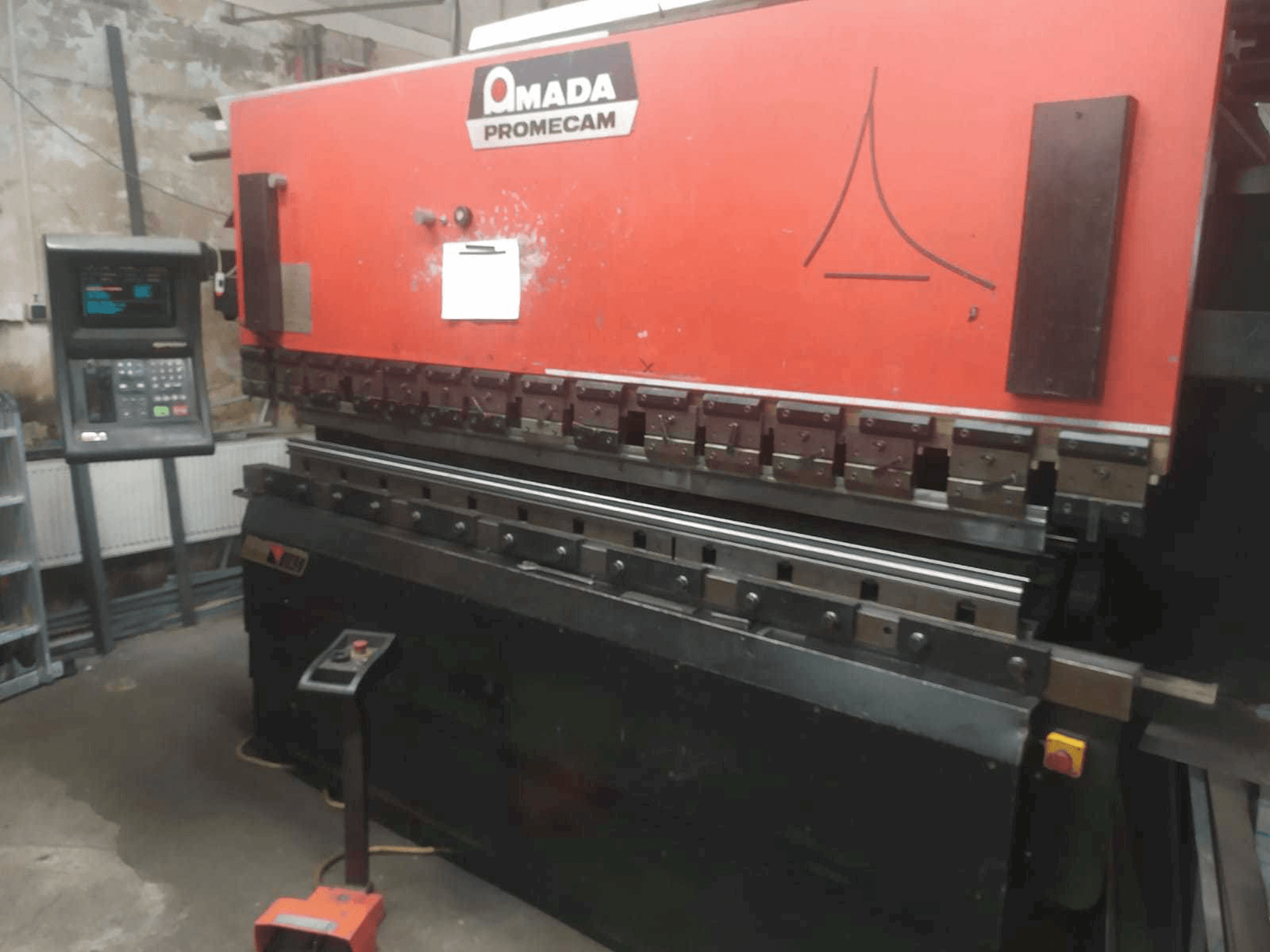 Frontansicht der AMADA APX 100 30 Maschine
