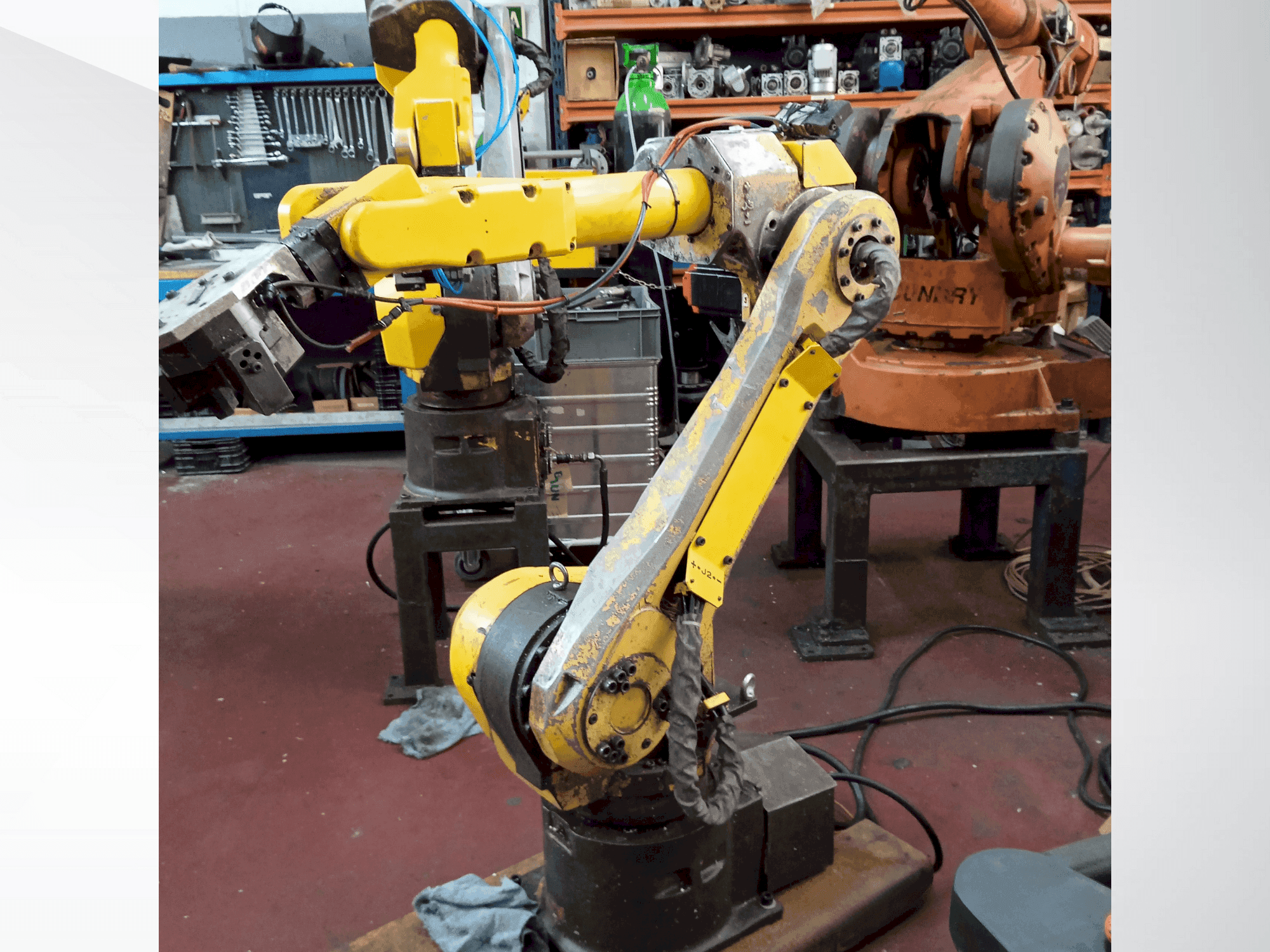 Frontansicht der FANUC M-16iB Maschine