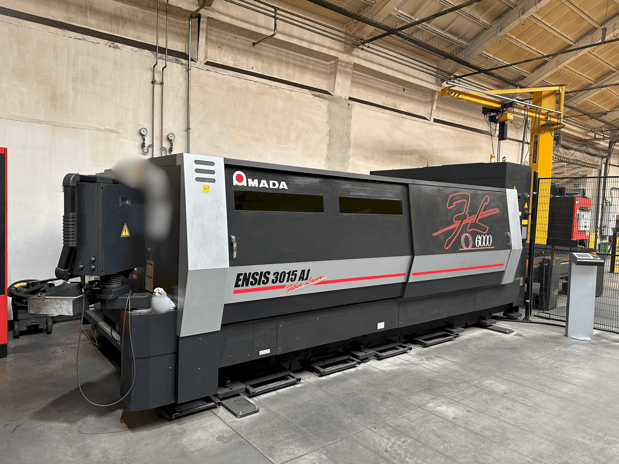 Frontansicht der AMADA ENSIS-3015 AJ Maschine