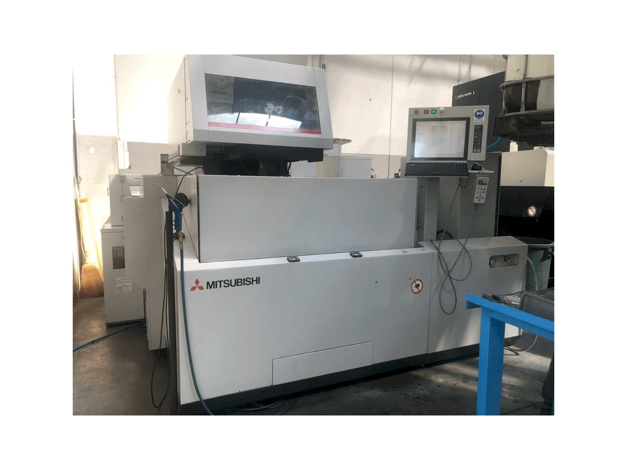 Frontansicht der Mitsubishi MV2400S Maschine