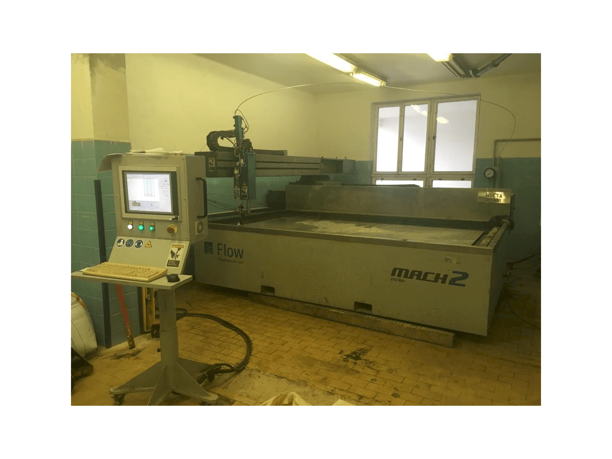 Frontansicht der Flow Mach 2-3120b Maschine