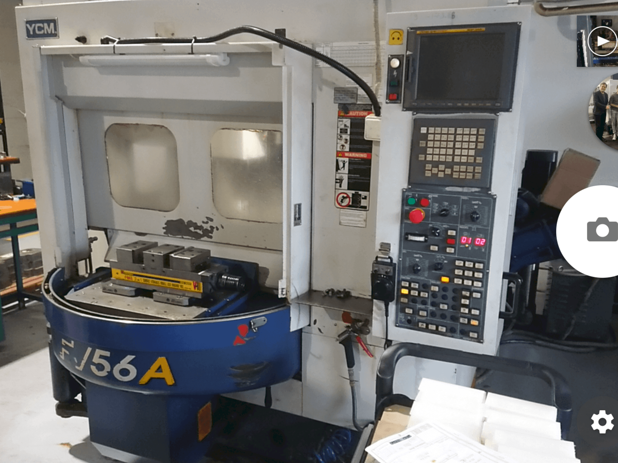 Frontansicht der YCM FV56A Maschine