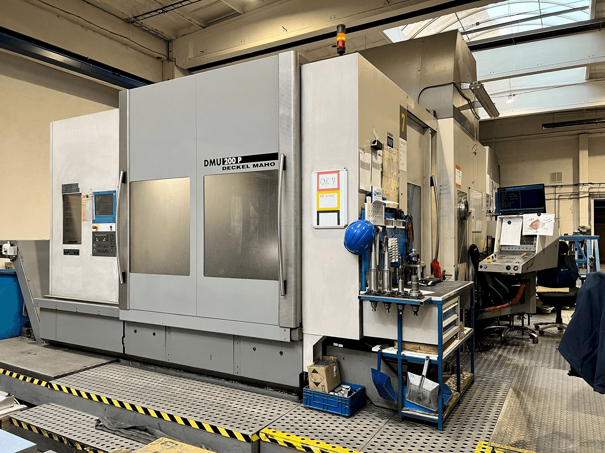 Frontansicht der DECKEL MAHO DMU 200P Maschine