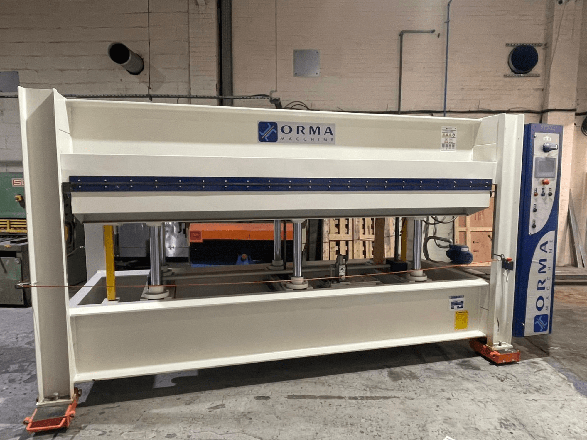 Die hydraulische Presse von Orma Macchine in der Vorderansicht mit vier vertikalen Stützen und dem Bedienfeld auf der rechten Seite.