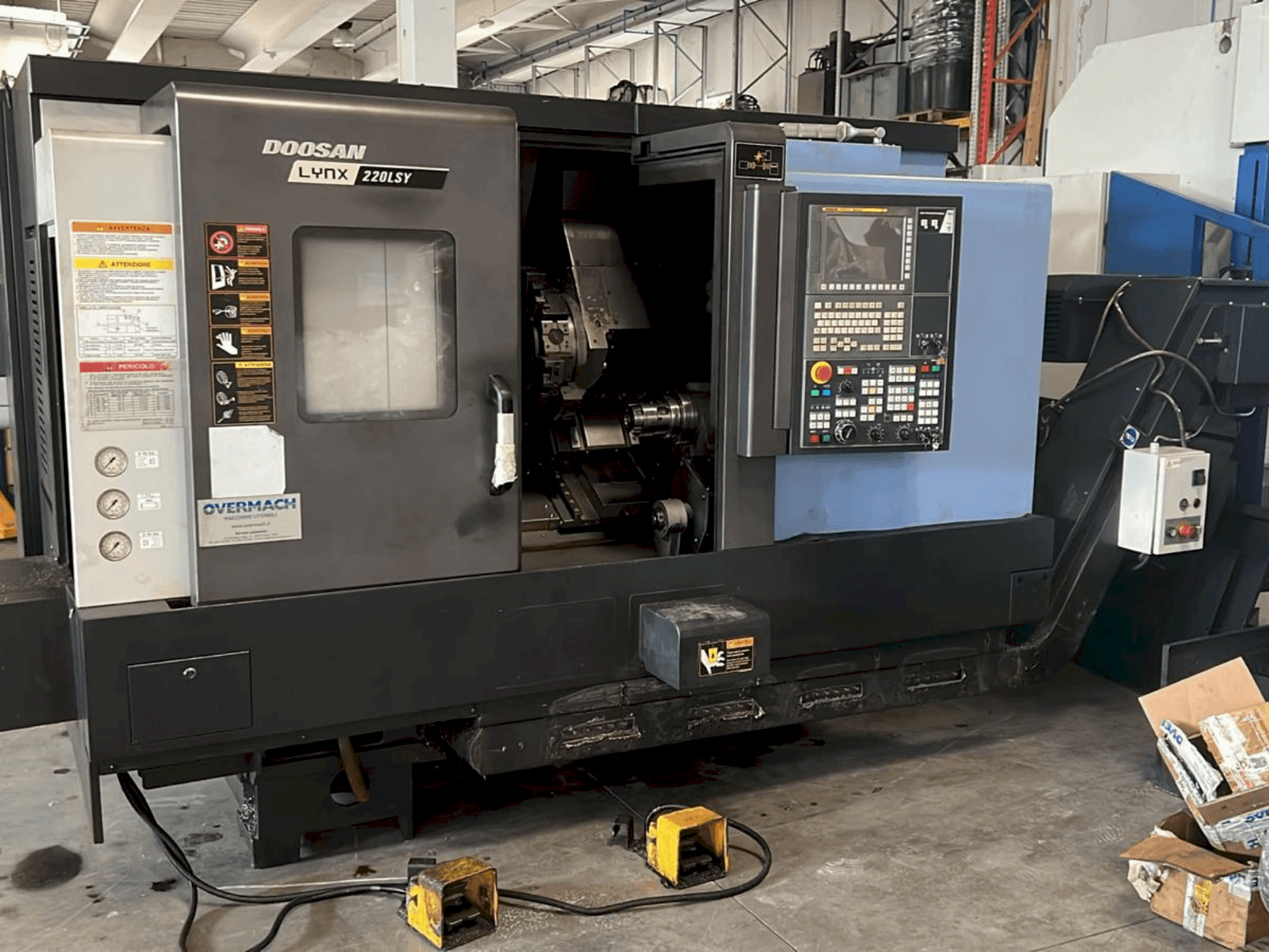 Frontansicht der DOOSAN DOOSAN LYNX 220LSY Maschine