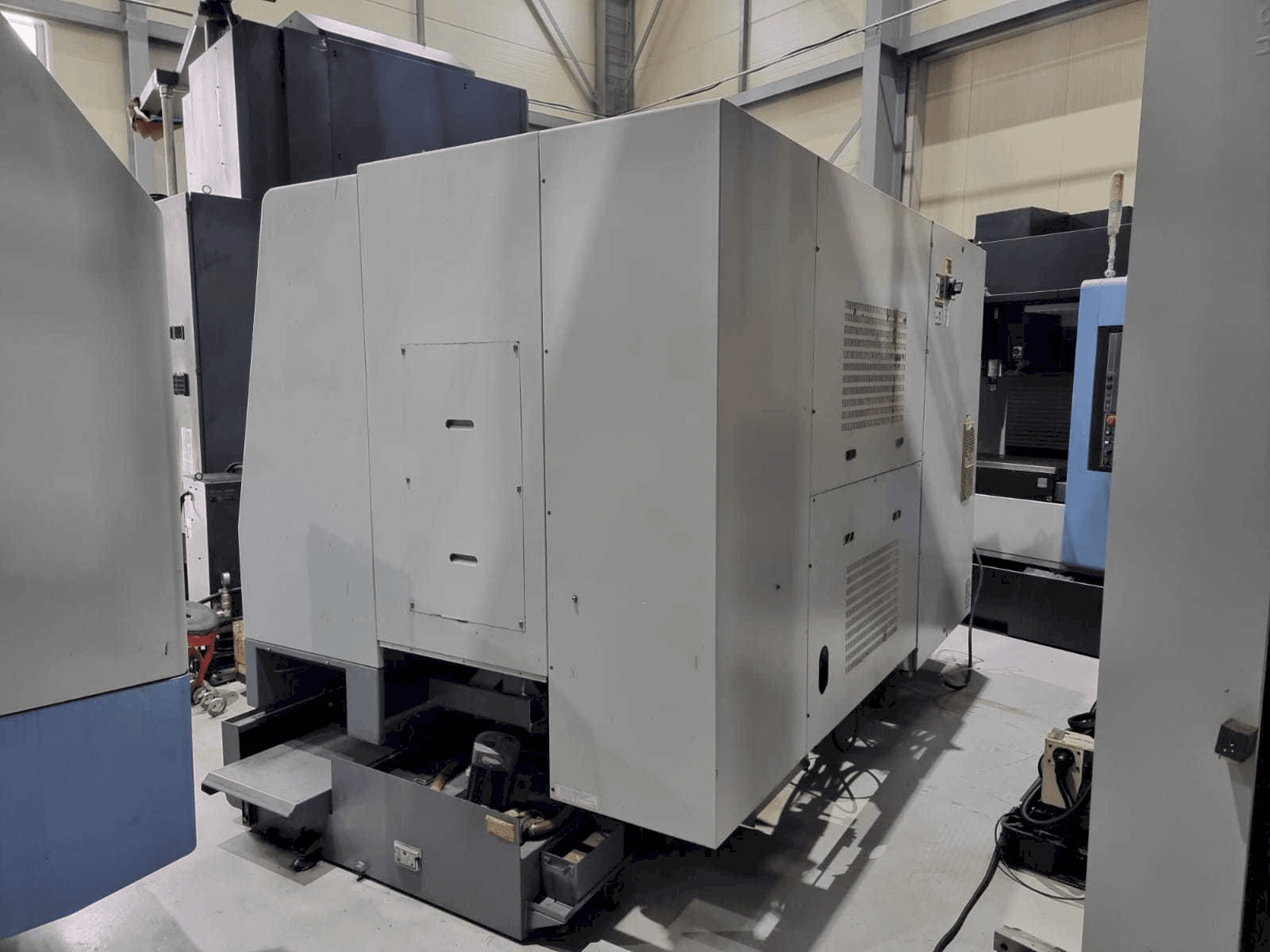 Frontansicht der Hyundai Kia SKT250Y Maschine