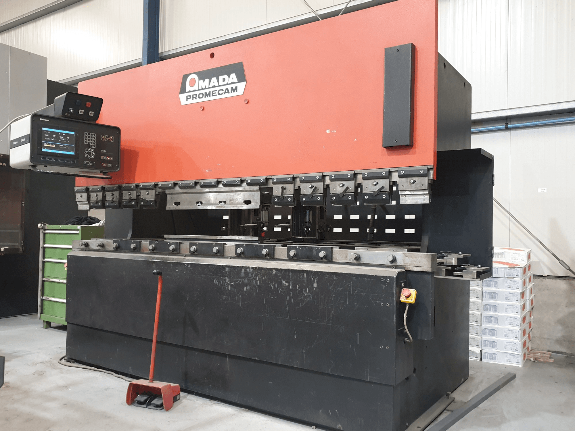 Linke Ansicht der AMADA APX 3000 X 100 T Maschine