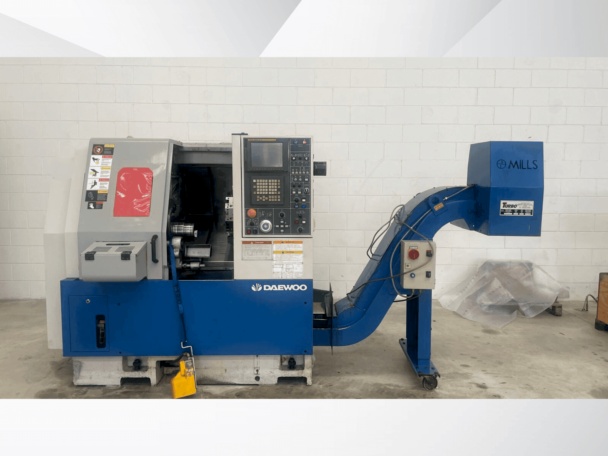 Frontansicht der DAEWOO Lynx 210B Maschine