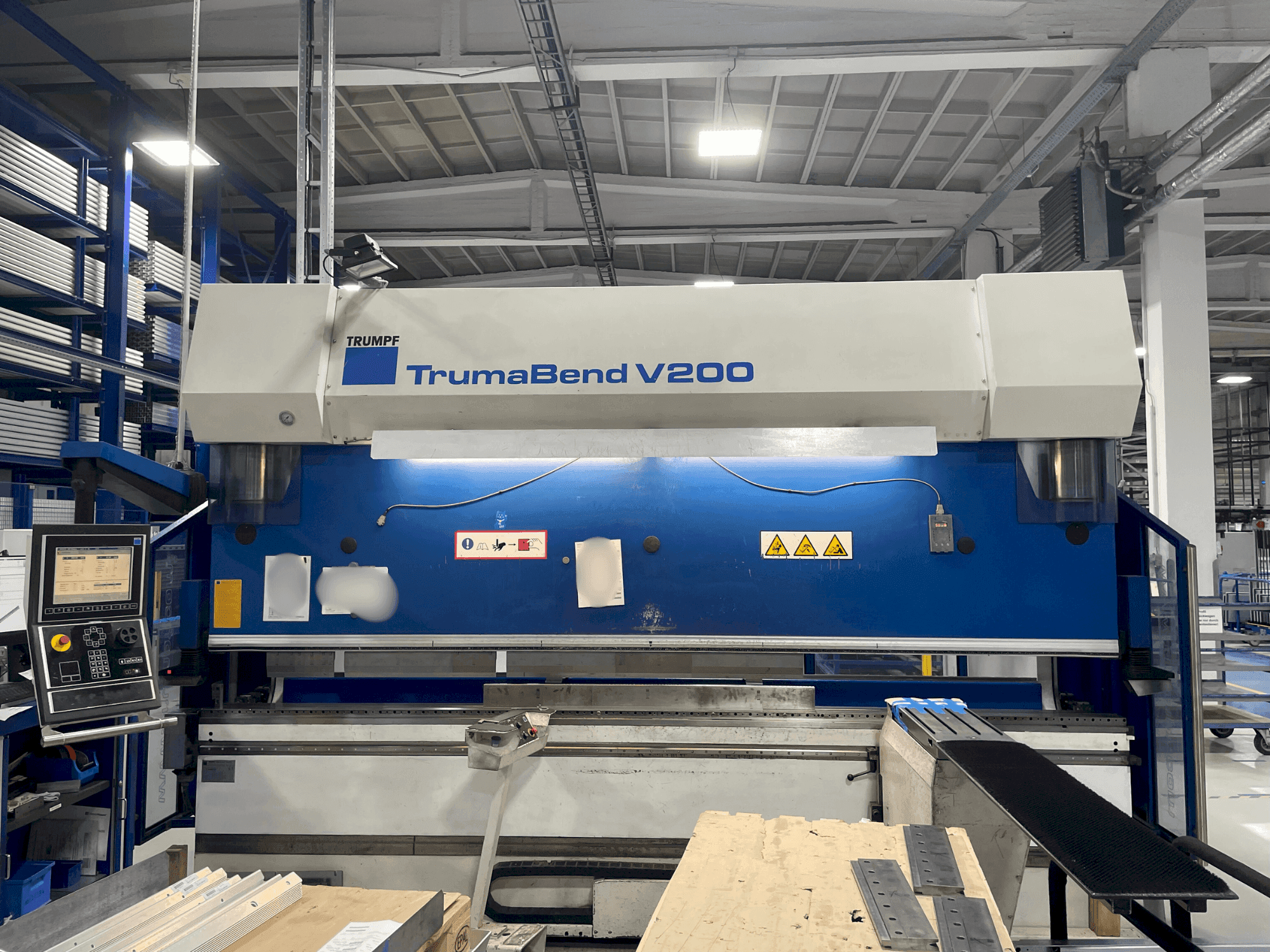 Frontansicht der TRUMPF TrumaBend V200 Maschine