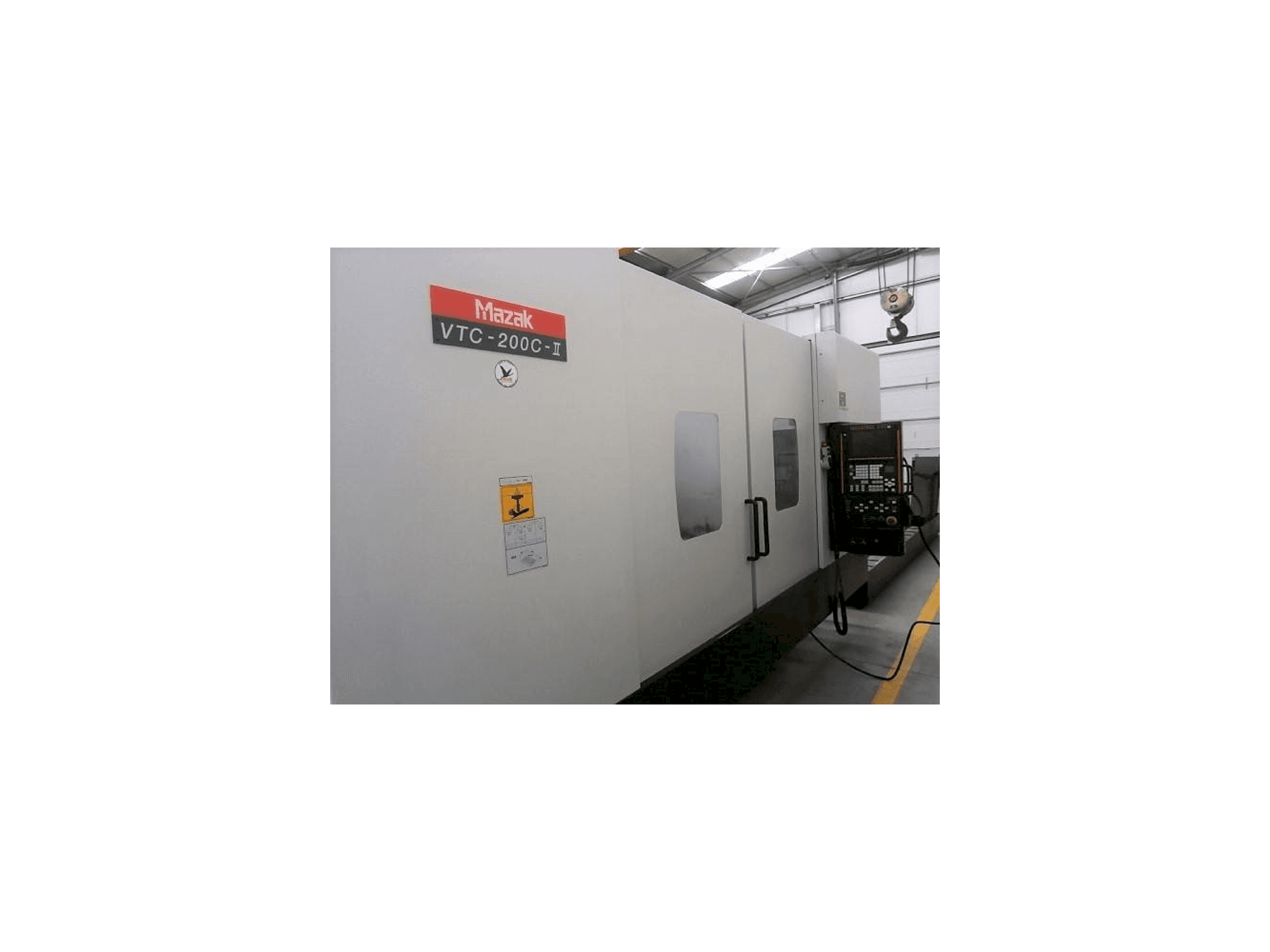 Frontansicht der Mazak VTC-200C Maschine