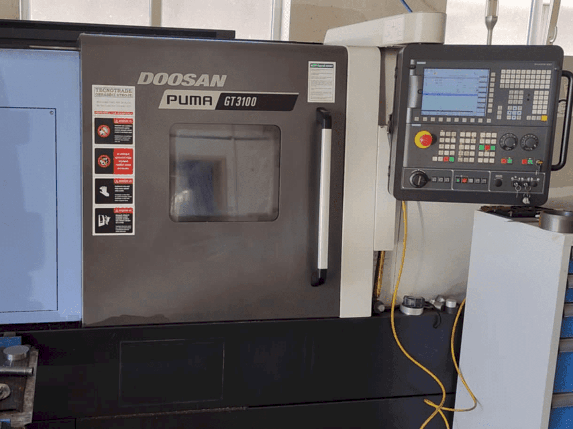 Frontansicht der DOOSAN Puma GT3100 Maschine