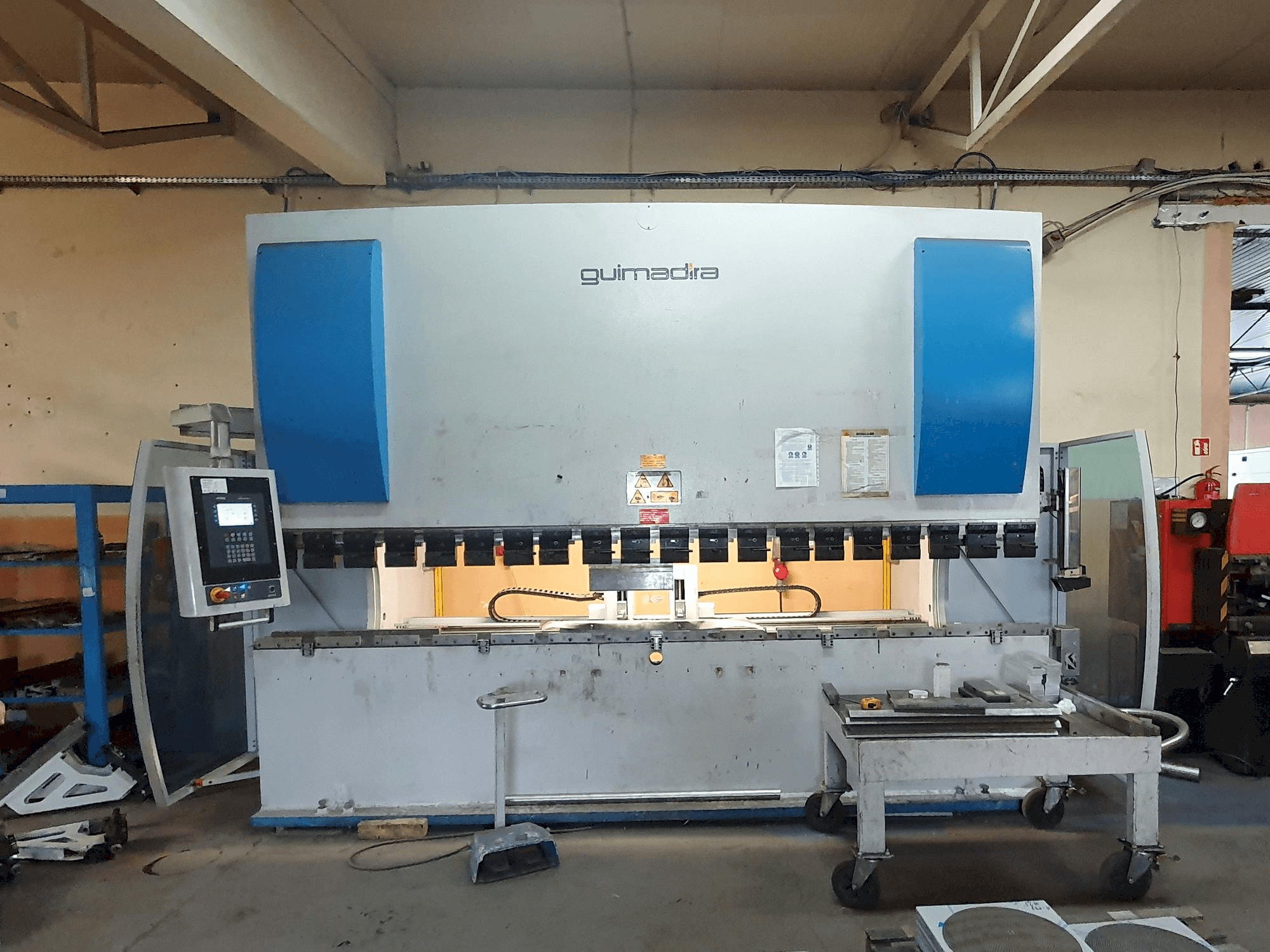 Frontansicht der ADIRA PMO-16040PLS Maschine