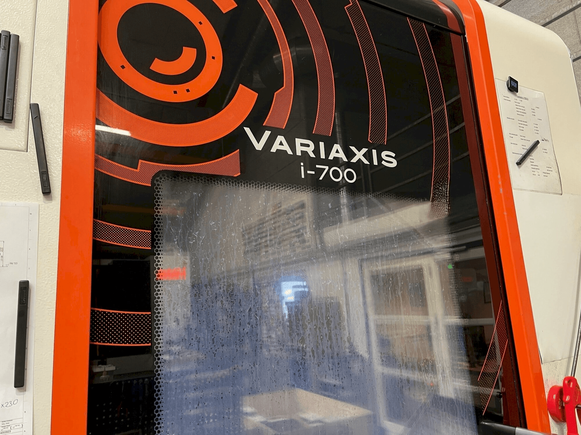 Frontansicht der Mazak Variaxis i-700 Maschine