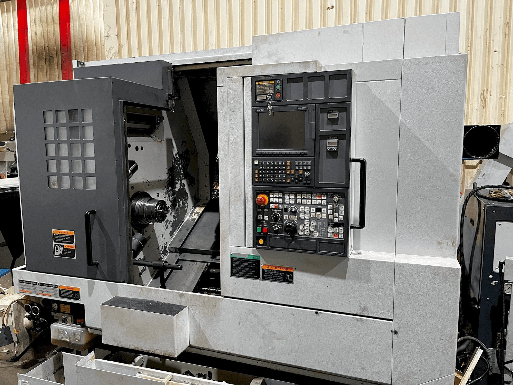 Frontansicht der MORI SEIKI NL 2000SY/500 Maschine
