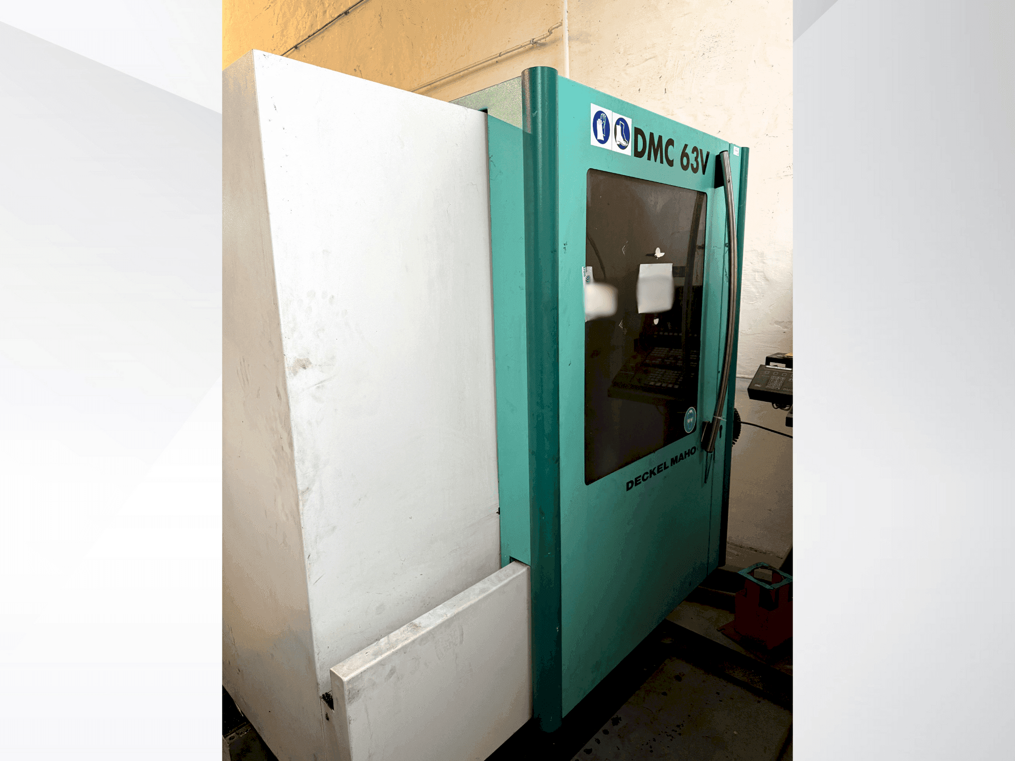 Frontansicht der DMG MORI Deckel Maho 63V Maschine