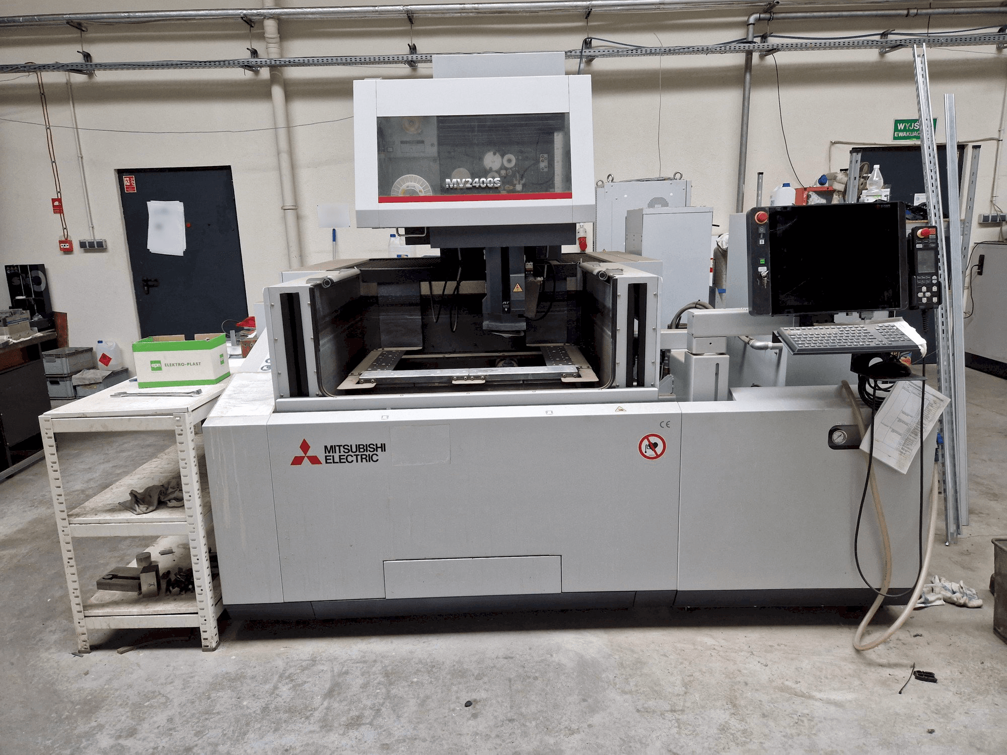 Frontansicht der Mitsubishi MV2400S NEWGEN Maschine