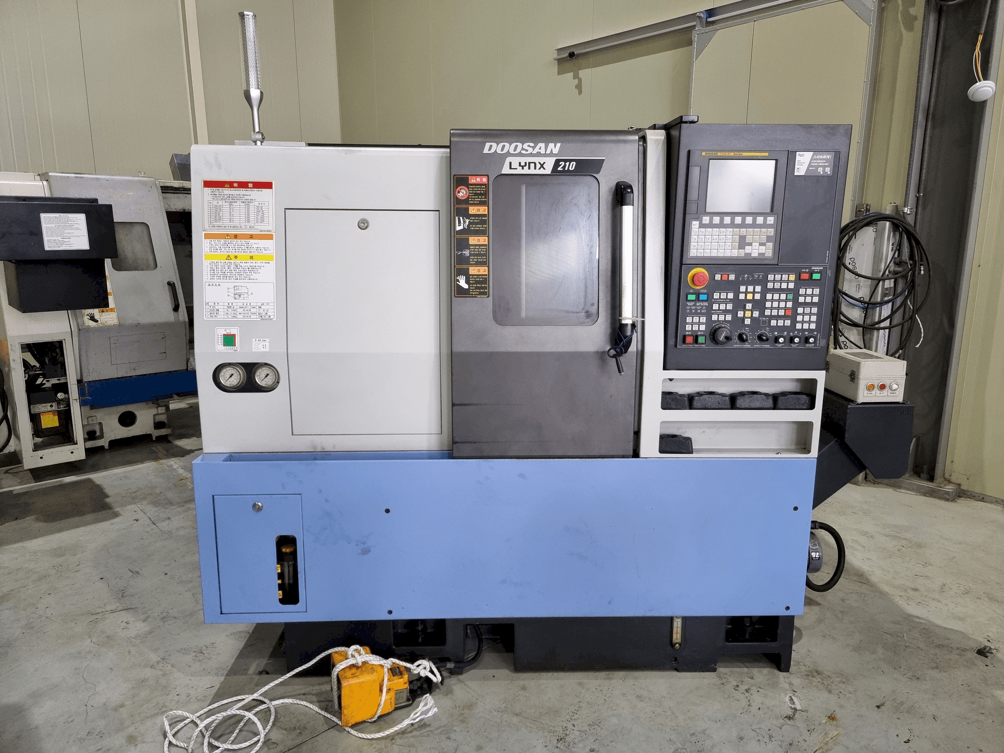 Frontansicht der Doosan LYNX 210 Maschine