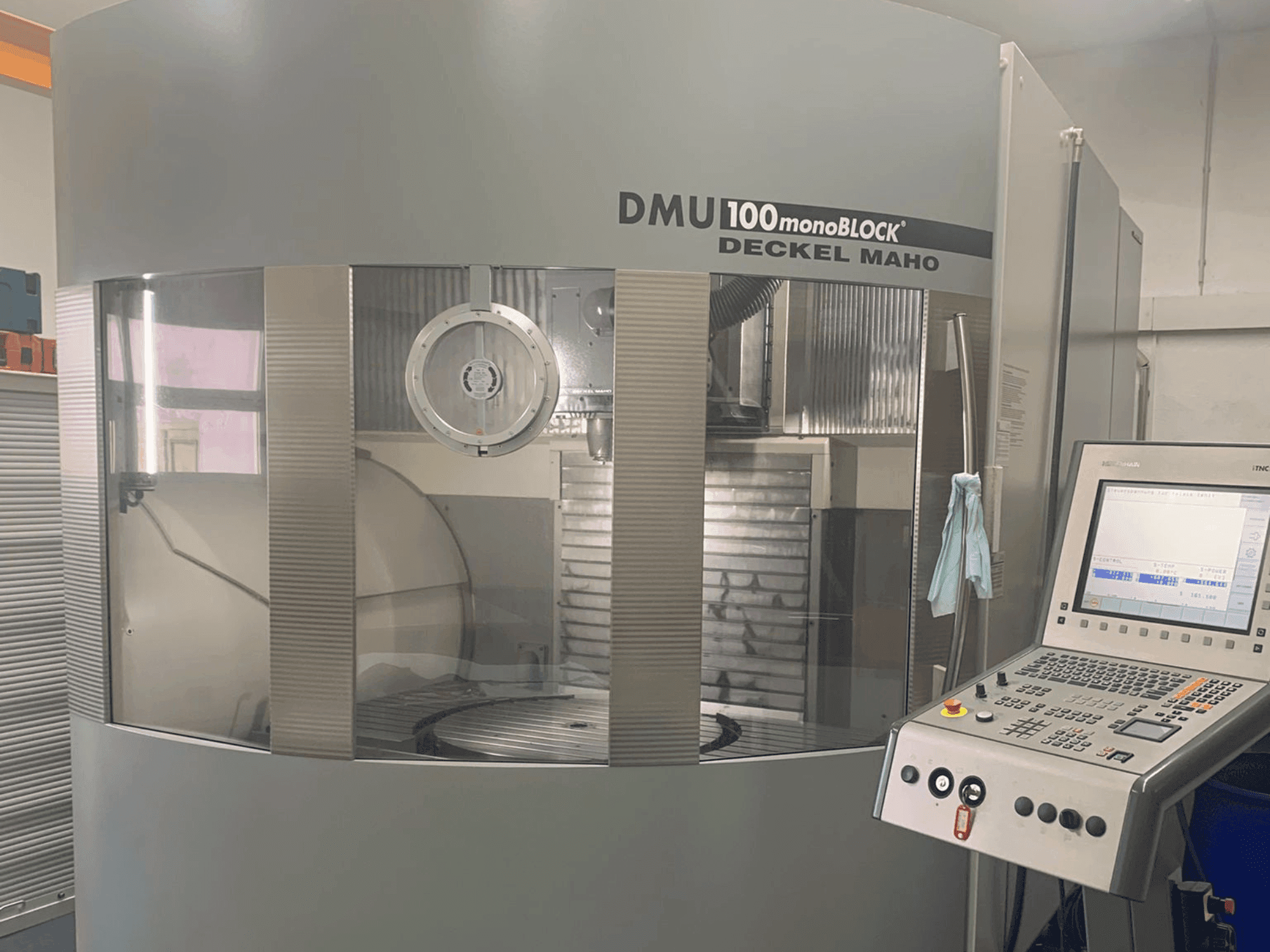 Frontansicht der DMG DECKEL MAHO 100T Monoblock Maschine