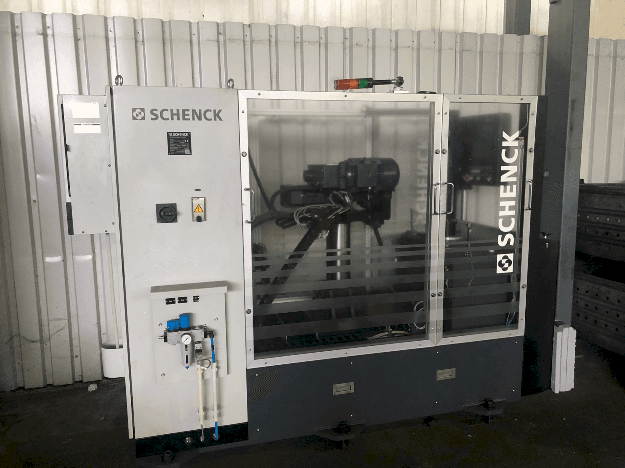 Frontansicht der SCHENCK DISTEC Maschine