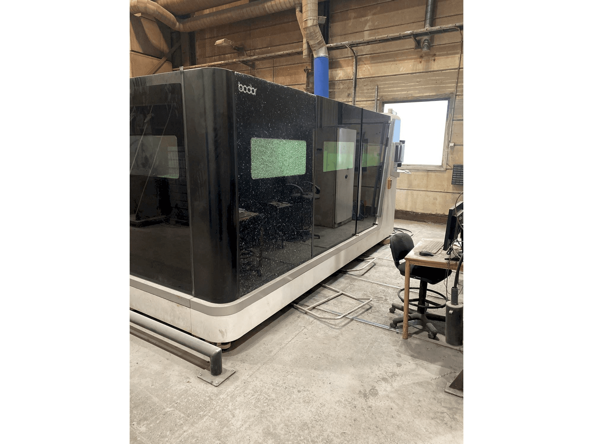 Frontansicht der Bodor S2040 Maschine