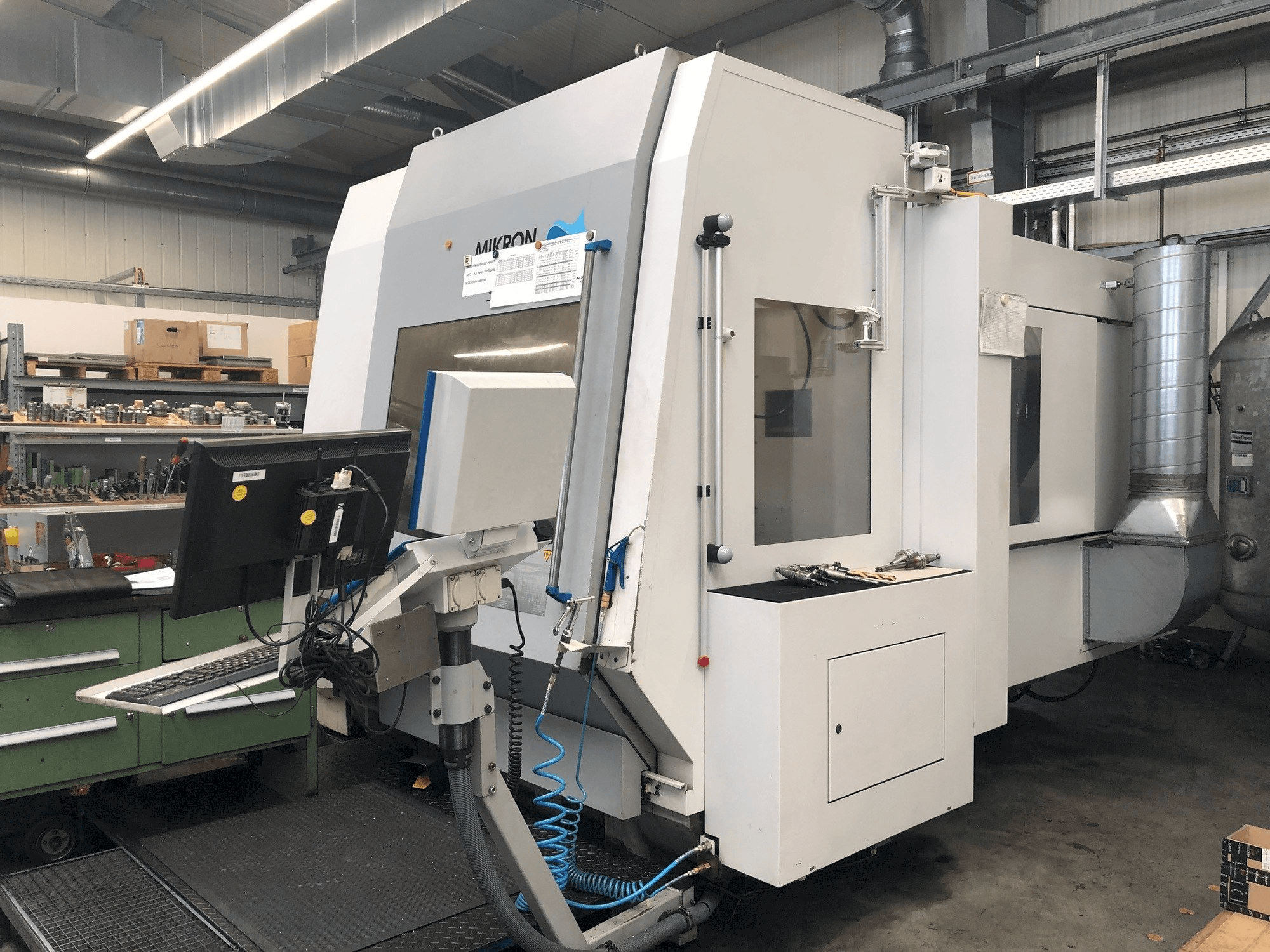 Frontansicht der MIKRON UPC 1150 Maschine