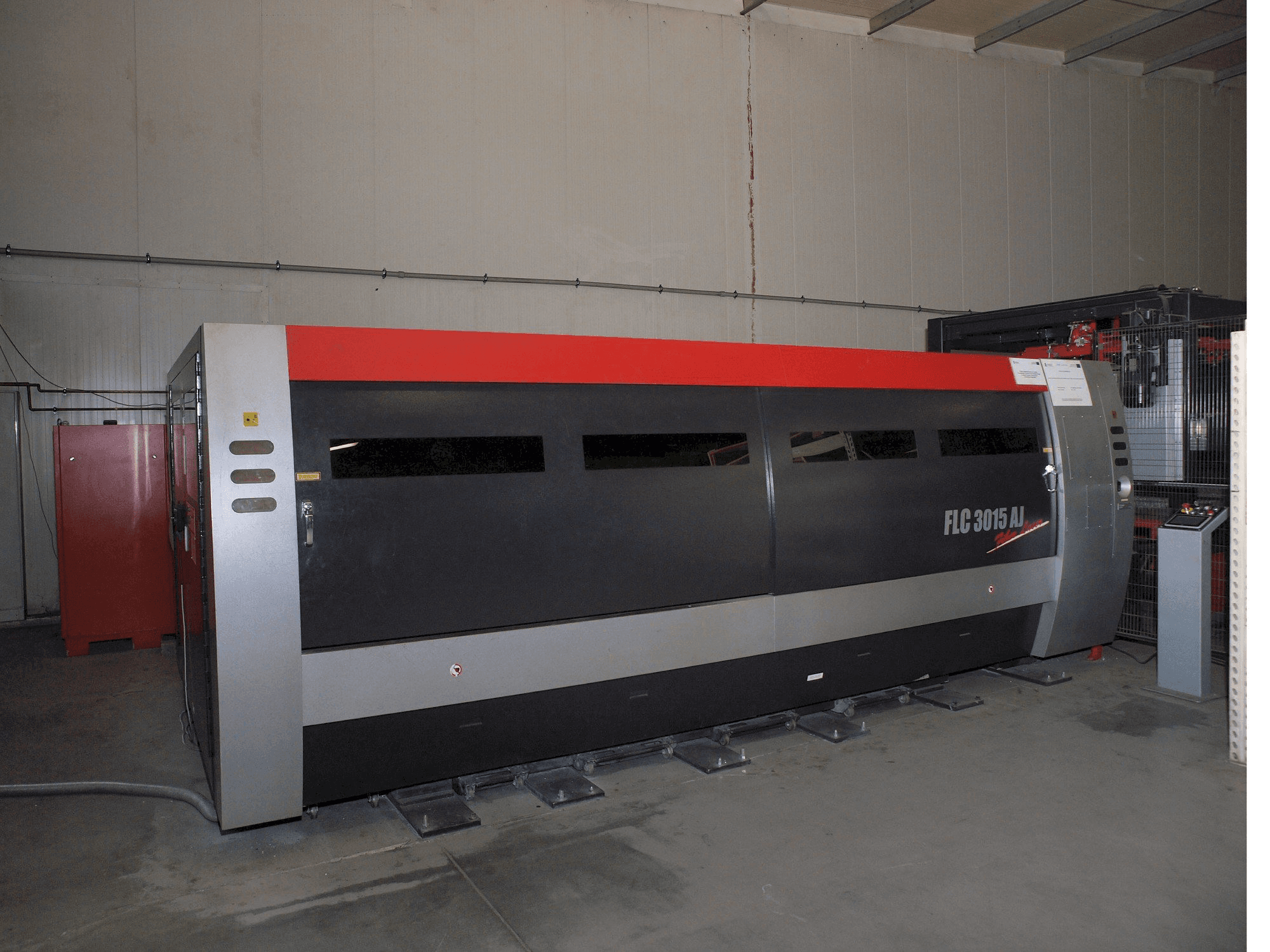 Frontansicht der AMADA LC-3015 AJ 2kW Fiber laser Maschine