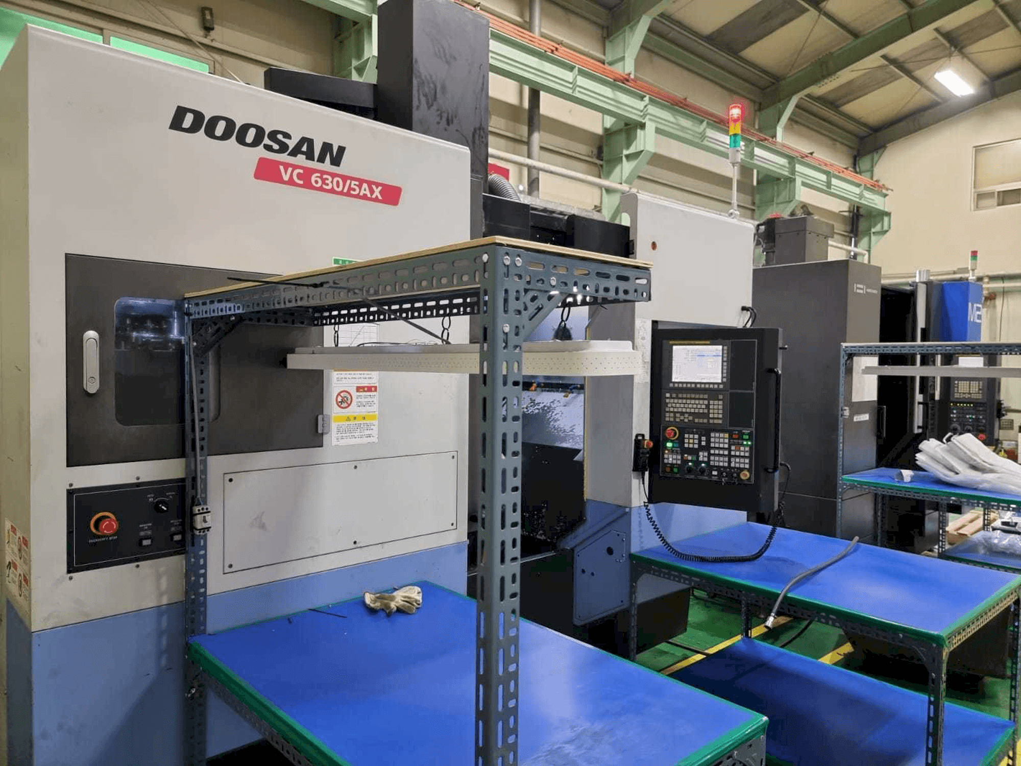 Frontansicht der Doosan VC630/5AX Maschine
