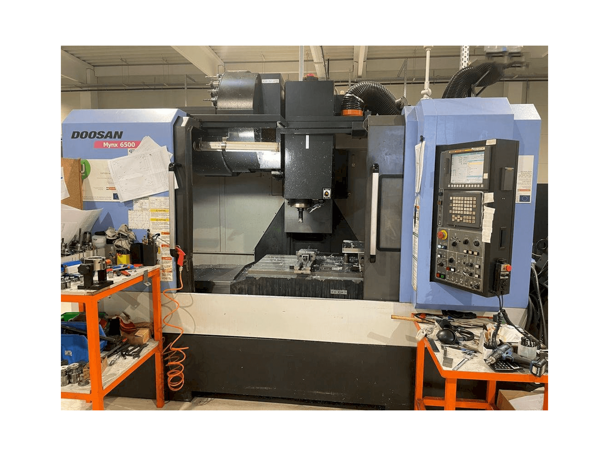 Frontansicht der Doosan MYNX DNM 6500 Maschine