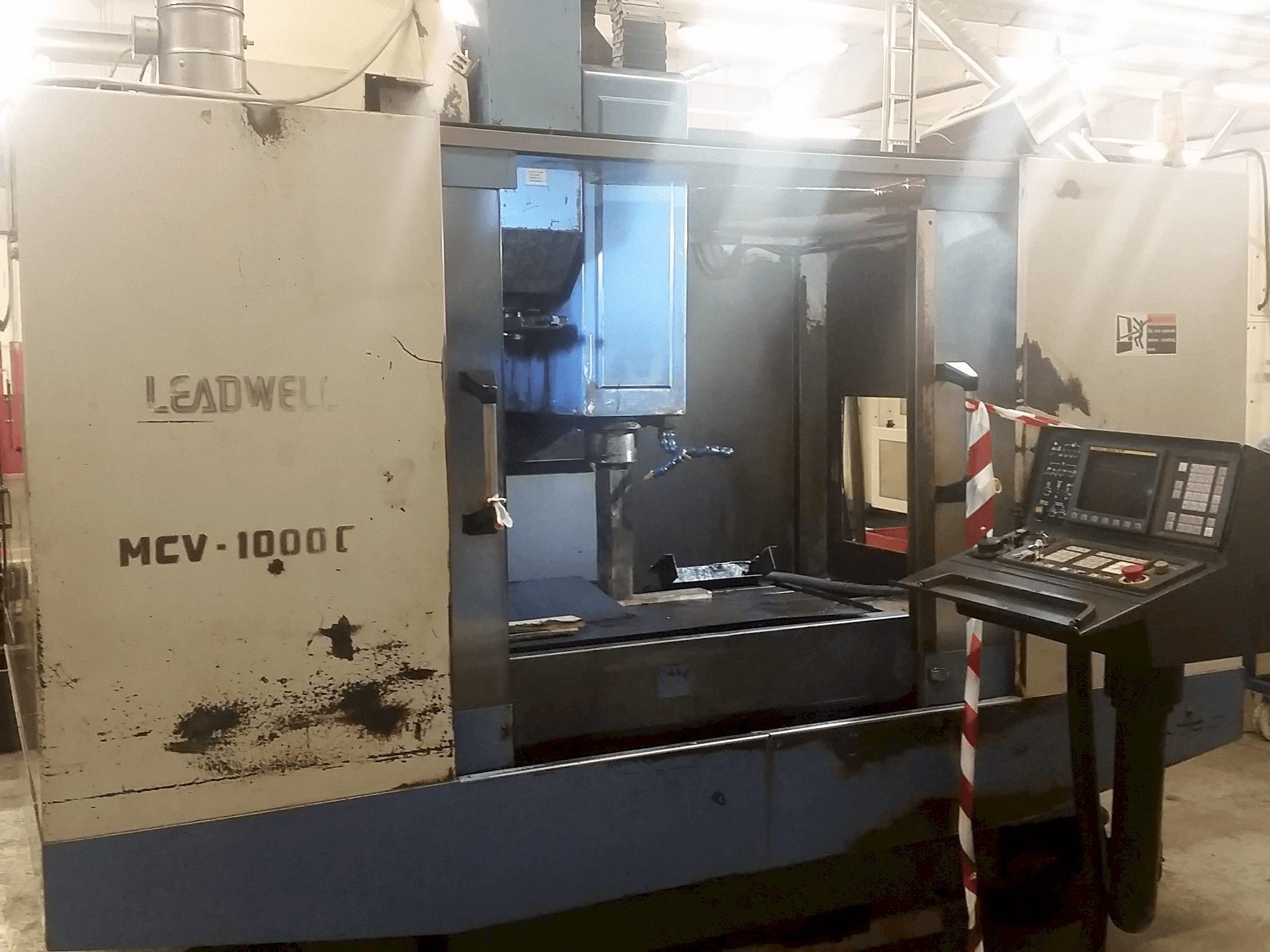 Frontansicht der Leadwell MCV-1000CR Maschine