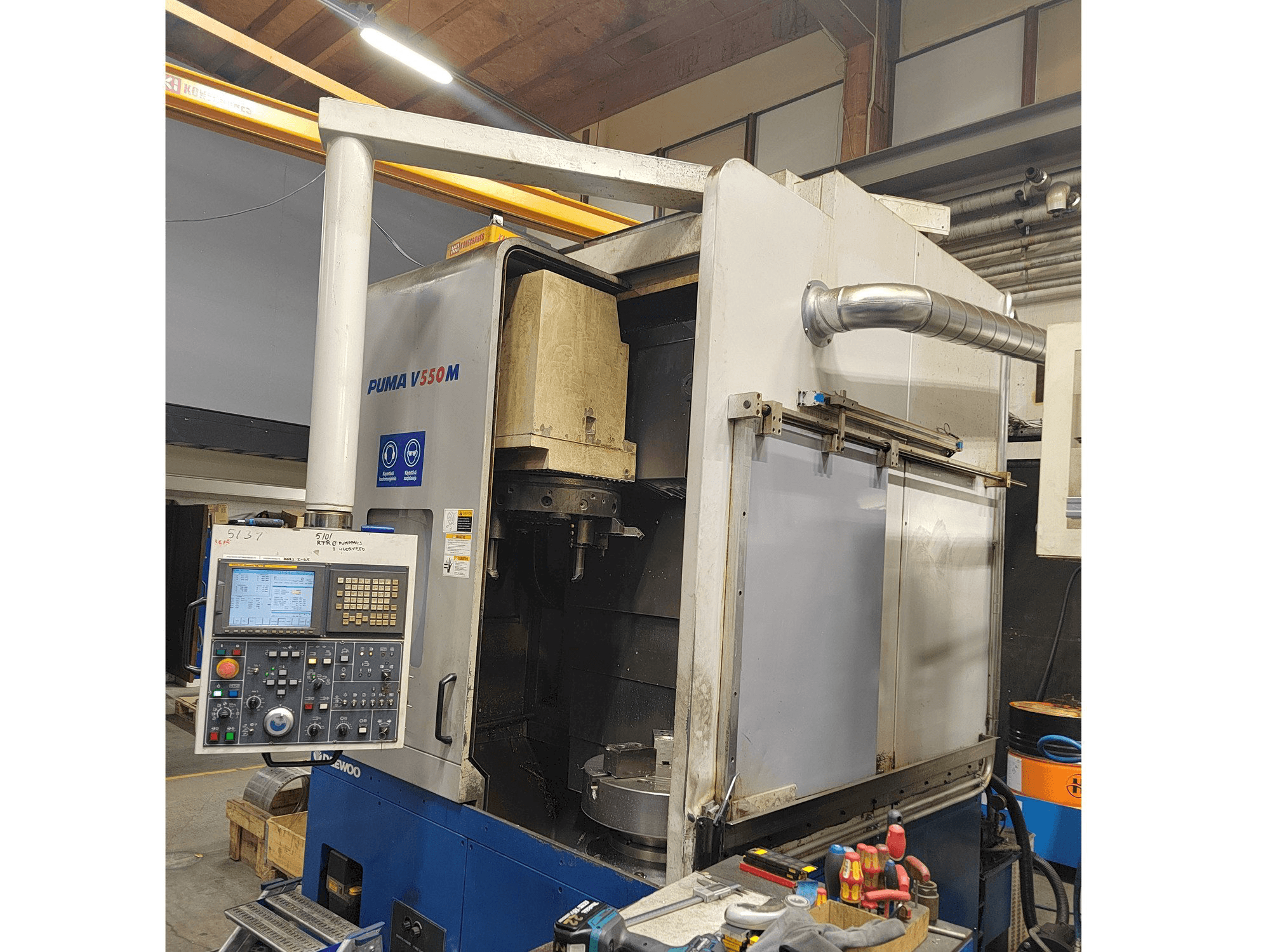 Frontansicht der Doosan Puma V550M Maschine