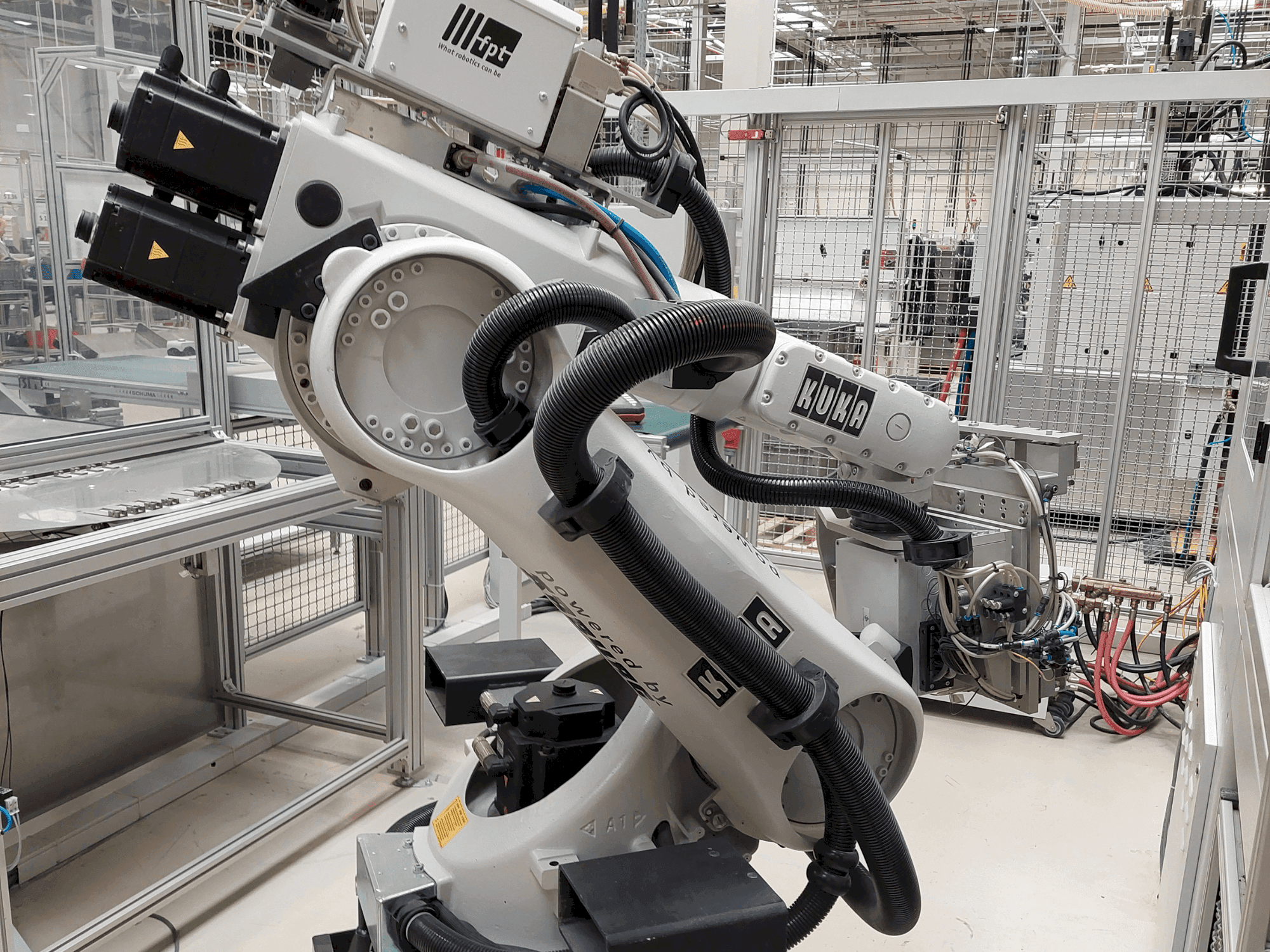 Frontansicht der KUKA KR 30-3 Maschine