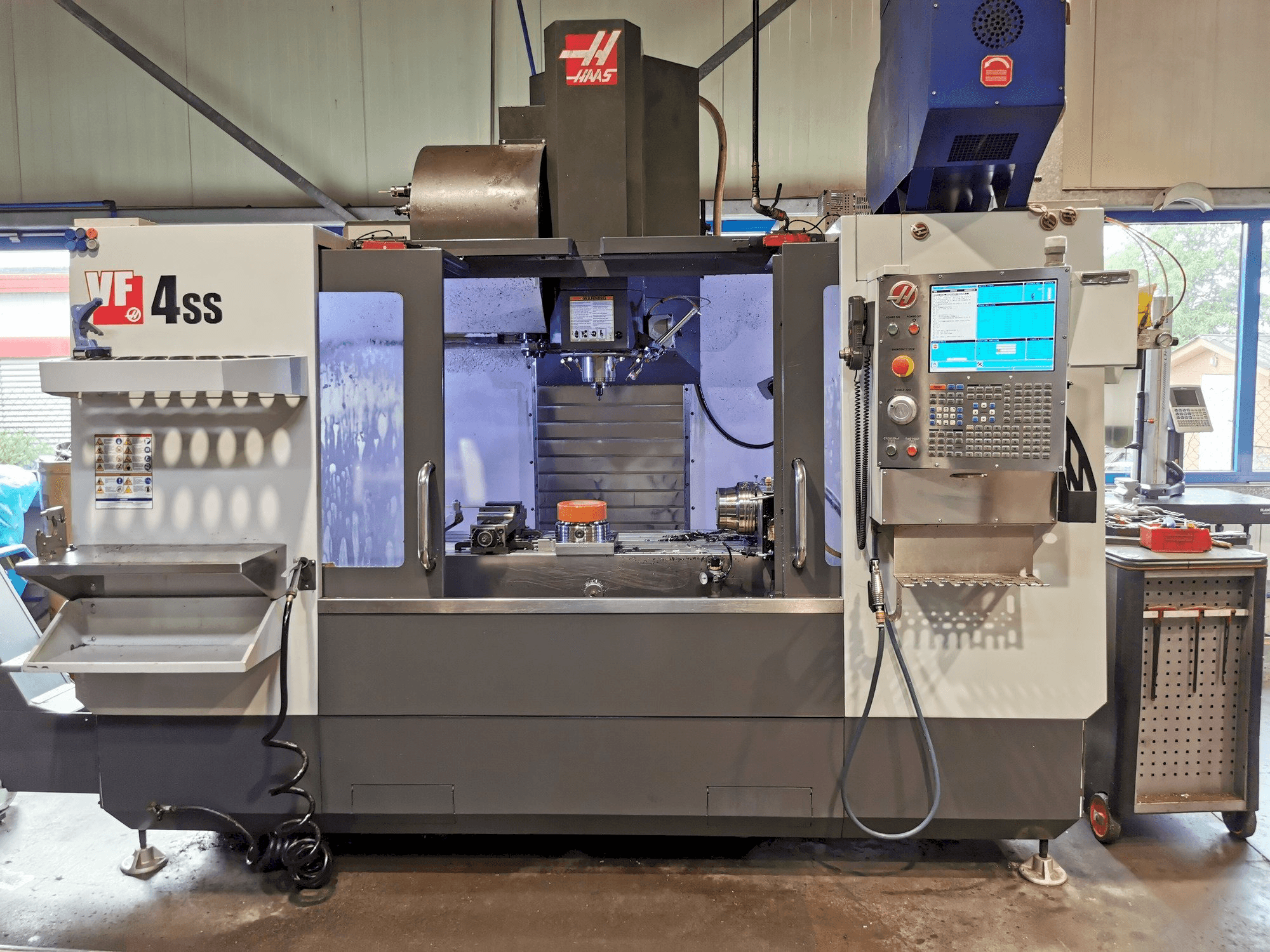 Frontansicht der HAAS VF-4SS Maschine