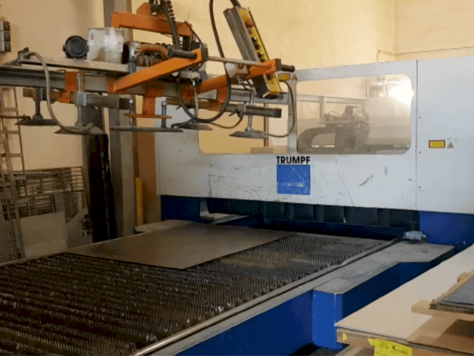 Frontansicht der Trumpf Trumatic L3030 Maschine