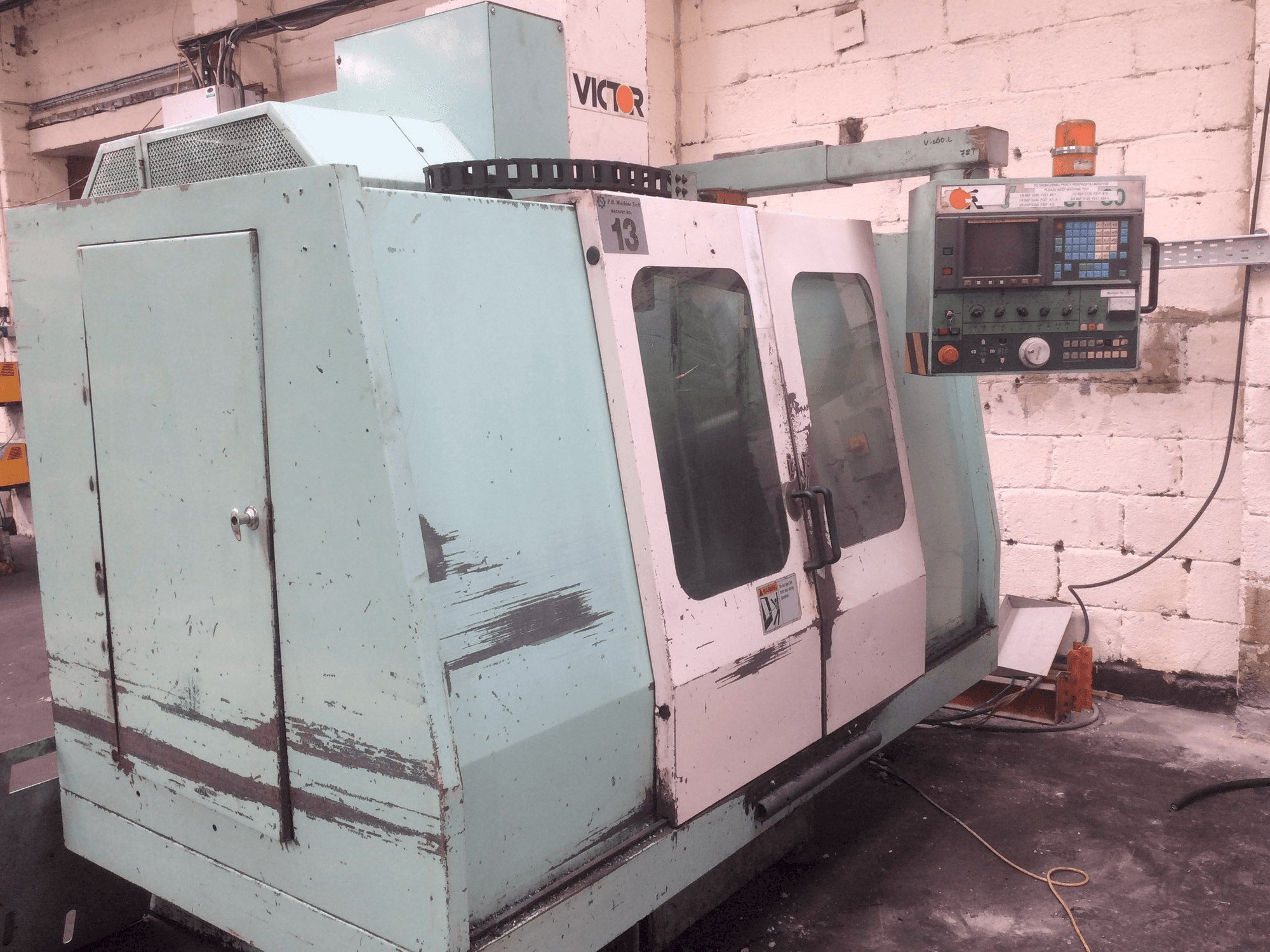 Frontansicht der Victor V Center-80 Maschine