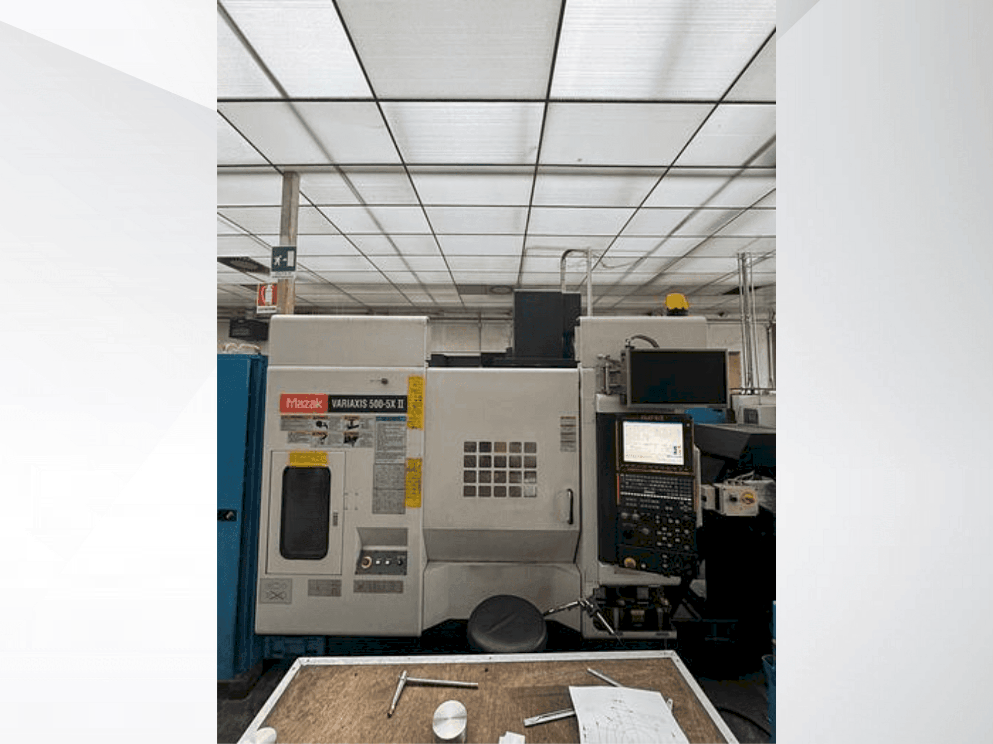 Frontansicht der Mazak Variaxis 500-5X II Maschine