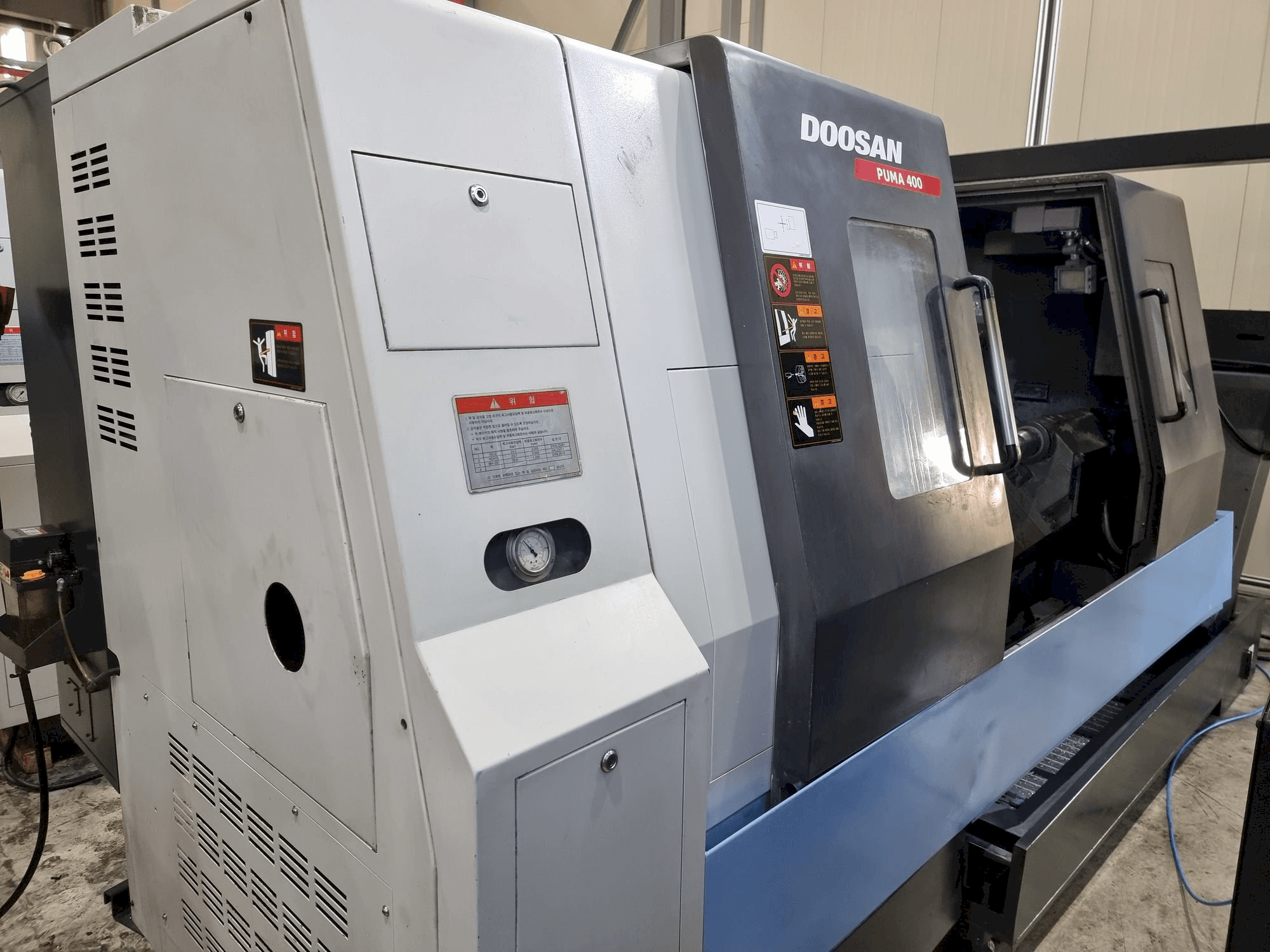 Frontansicht der Doosan PUMA 400B Maschine