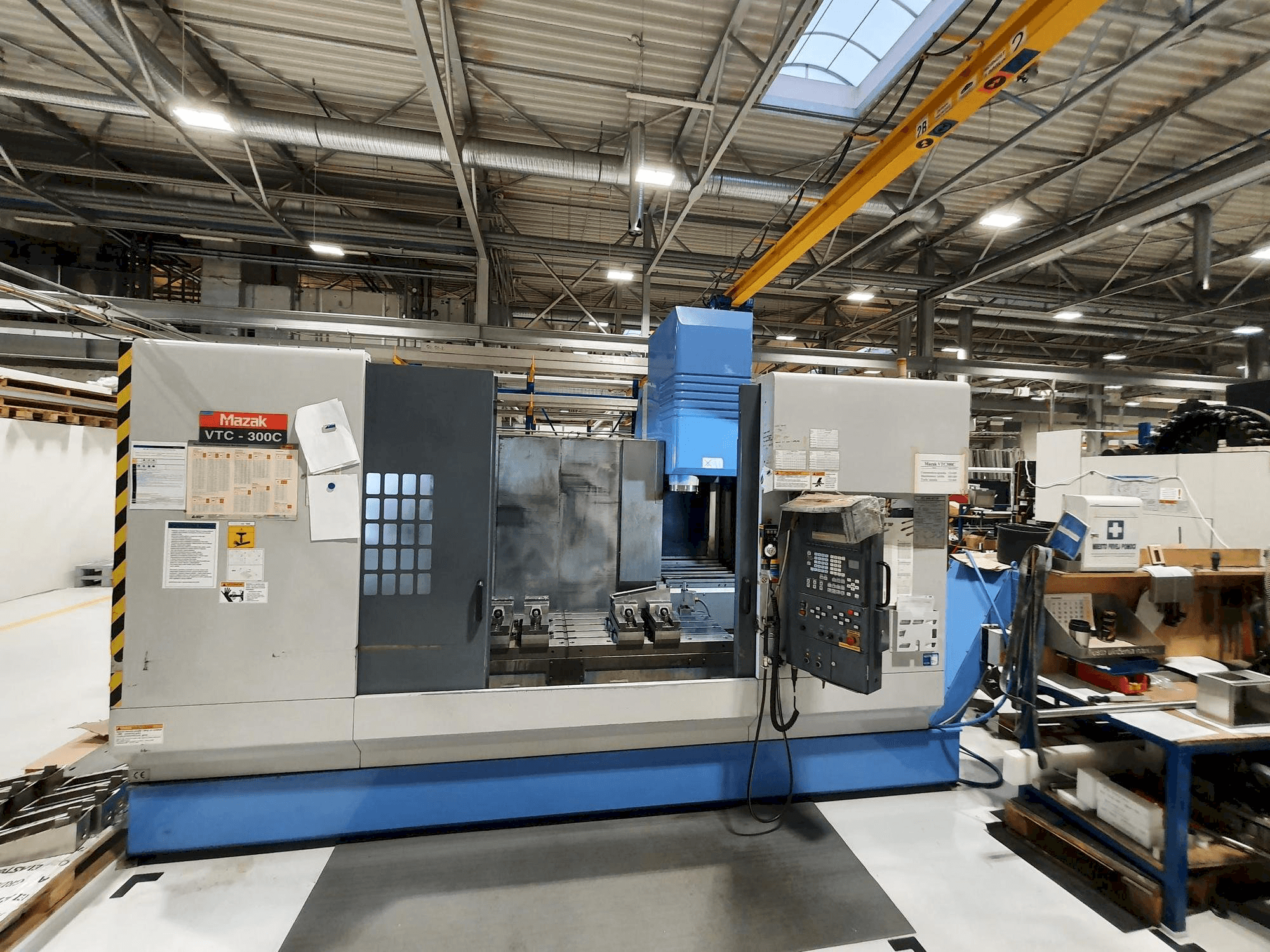Frontansicht der Mazak VTC-300C Maschine