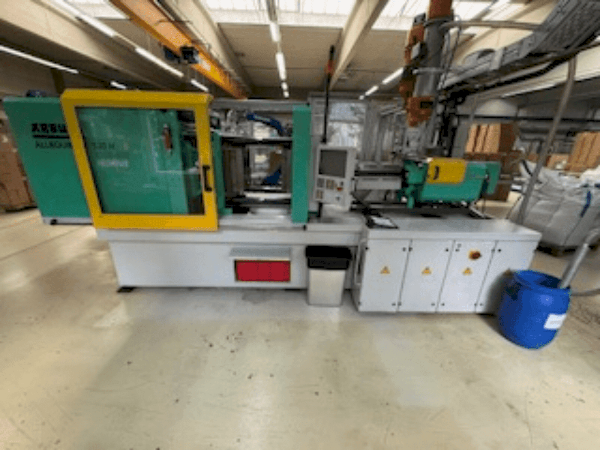 Frontansicht der Arburg Allrounder 520H Maschine
