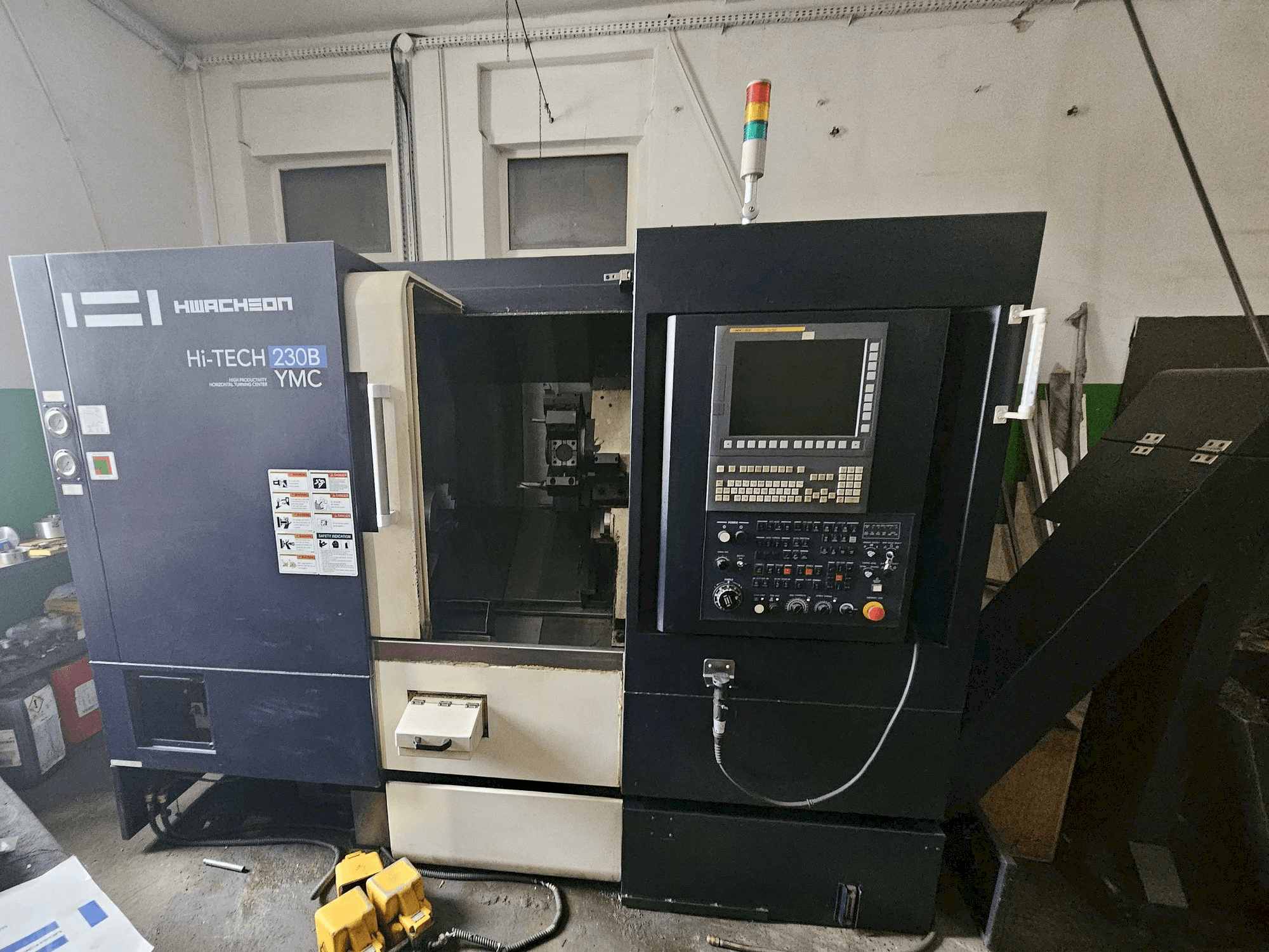 Frontansicht der HWACHEON HI-TECH 230B YMC Maschine