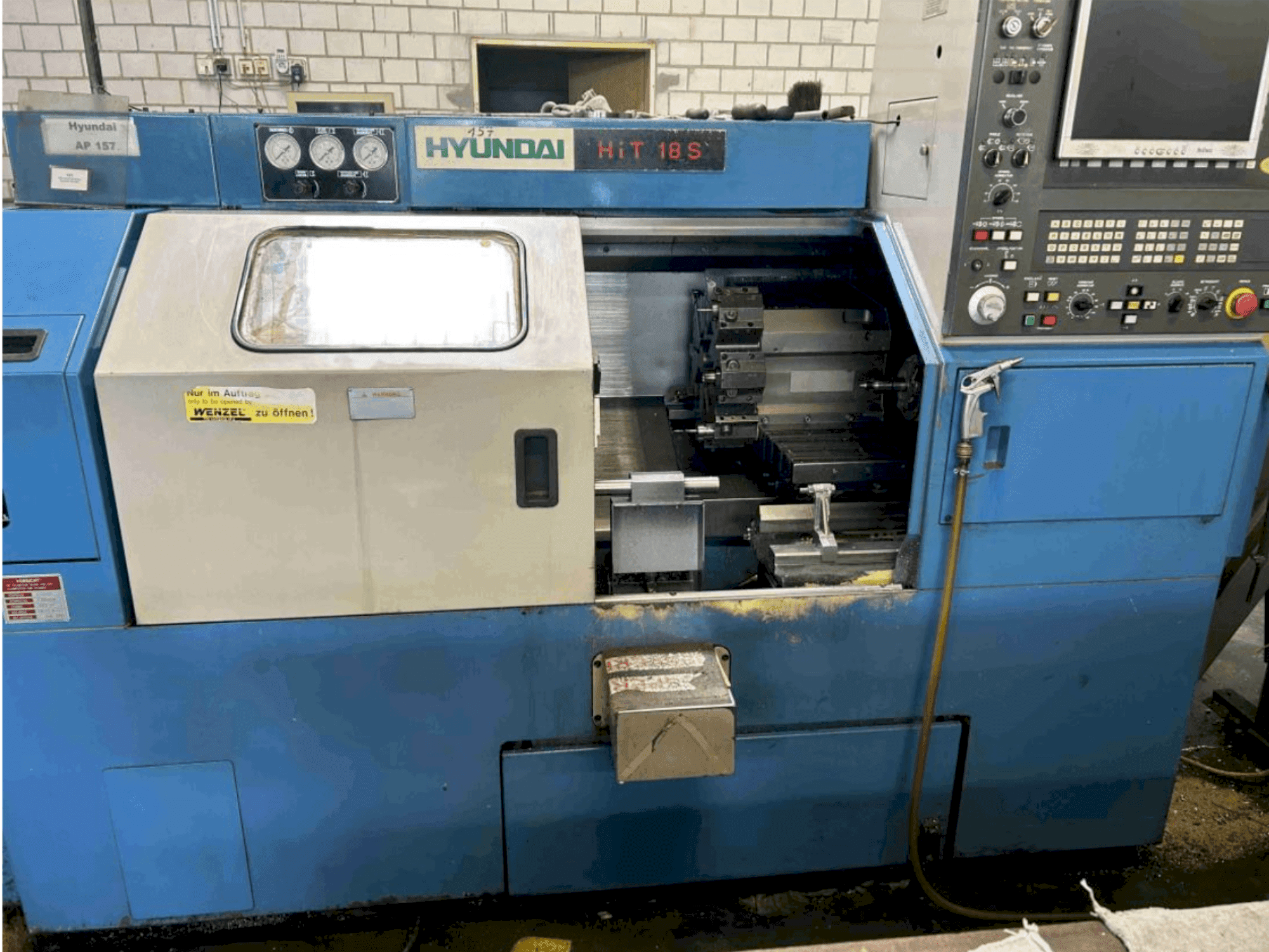 Frontansicht der Hyundai HIT-18S Maschine