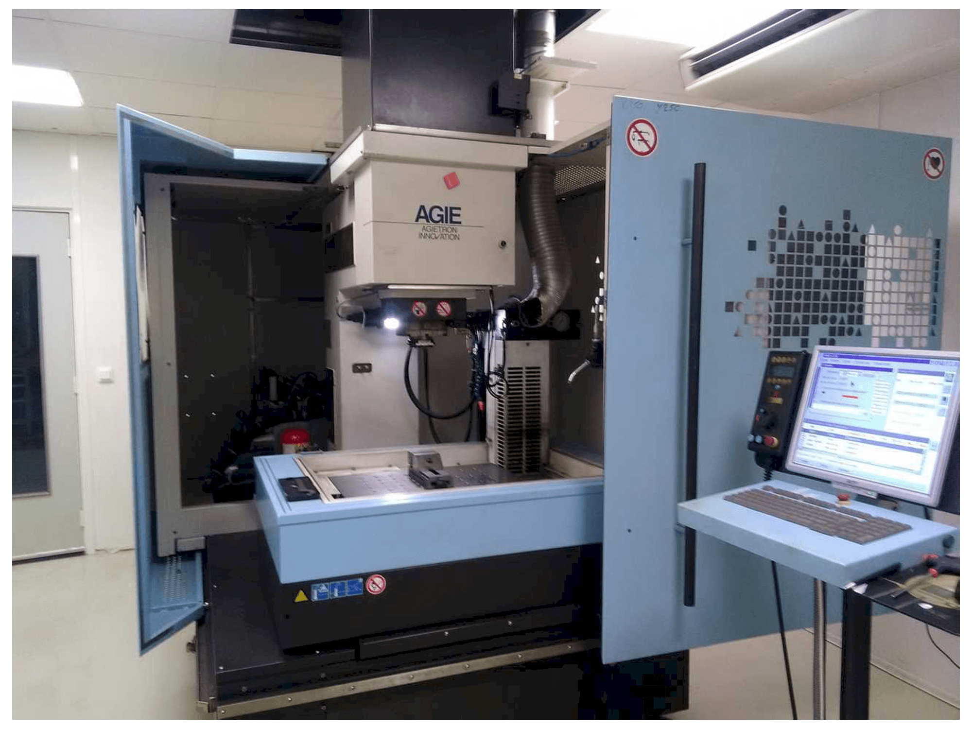 Frontansicht der AGIE AGIETRON INNOVATION 2 Maschine