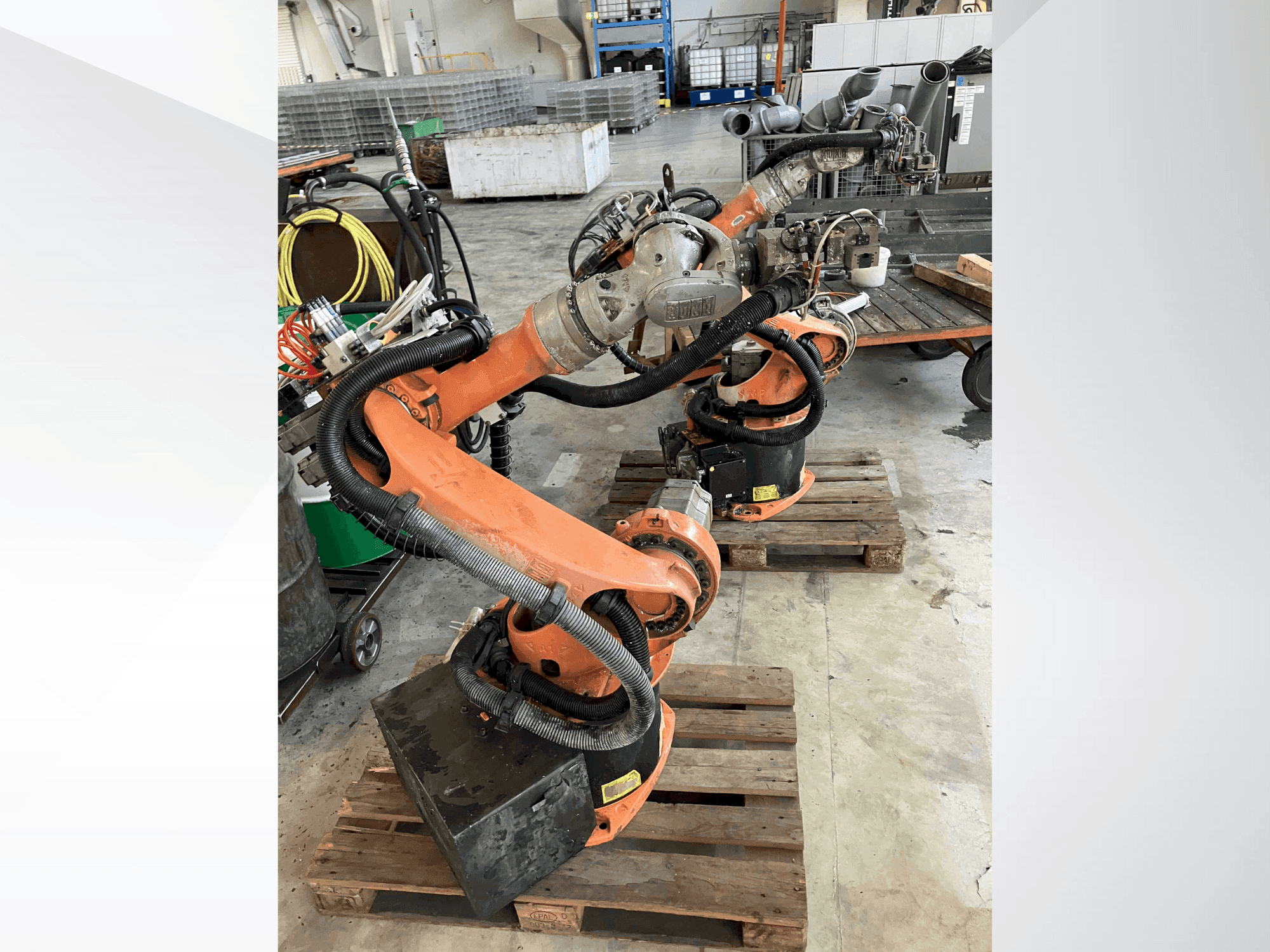 Frontansicht der KUKA KR16 Maschine