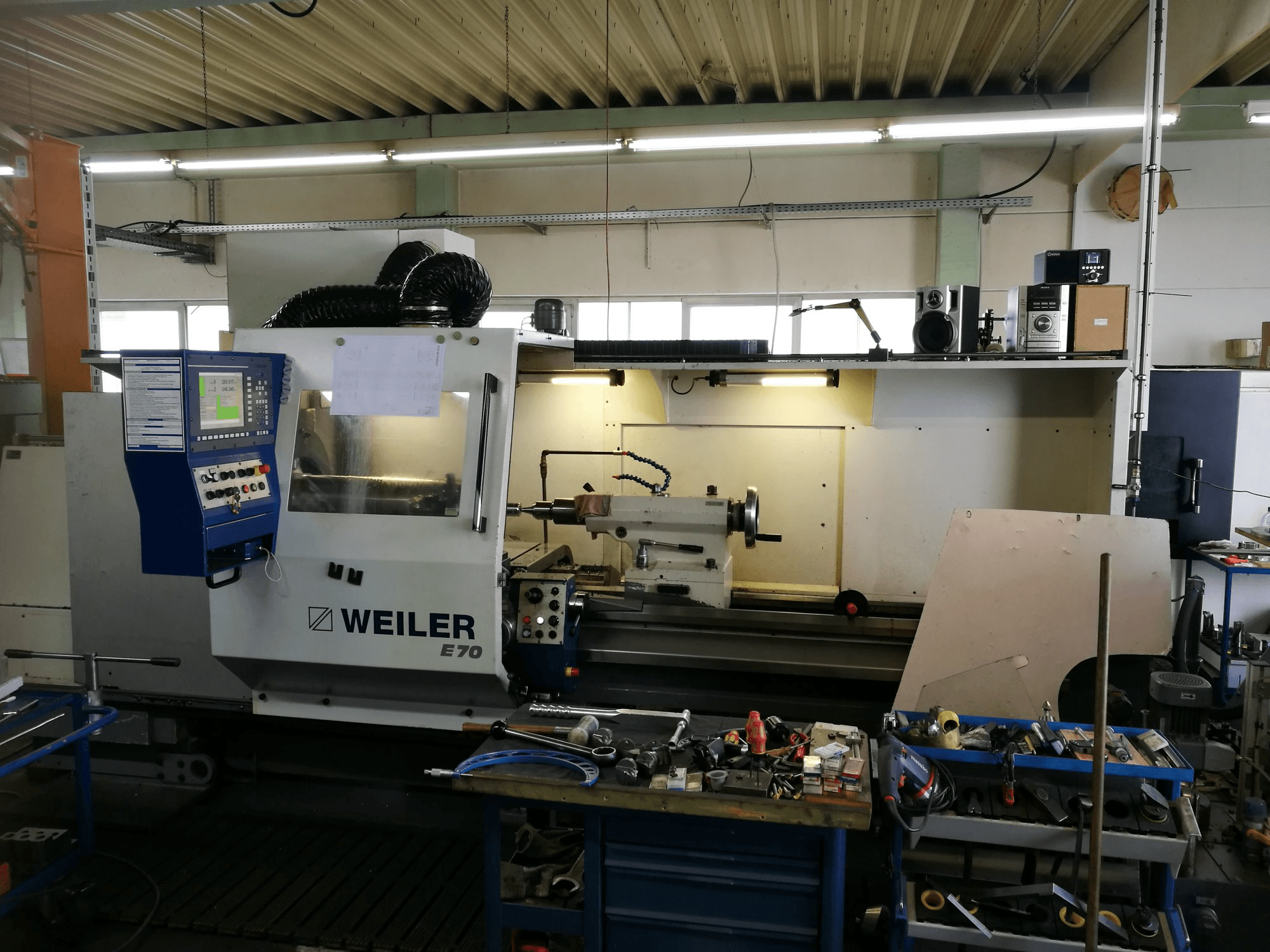 Frontansicht der Weiler E70/3000 Maschine