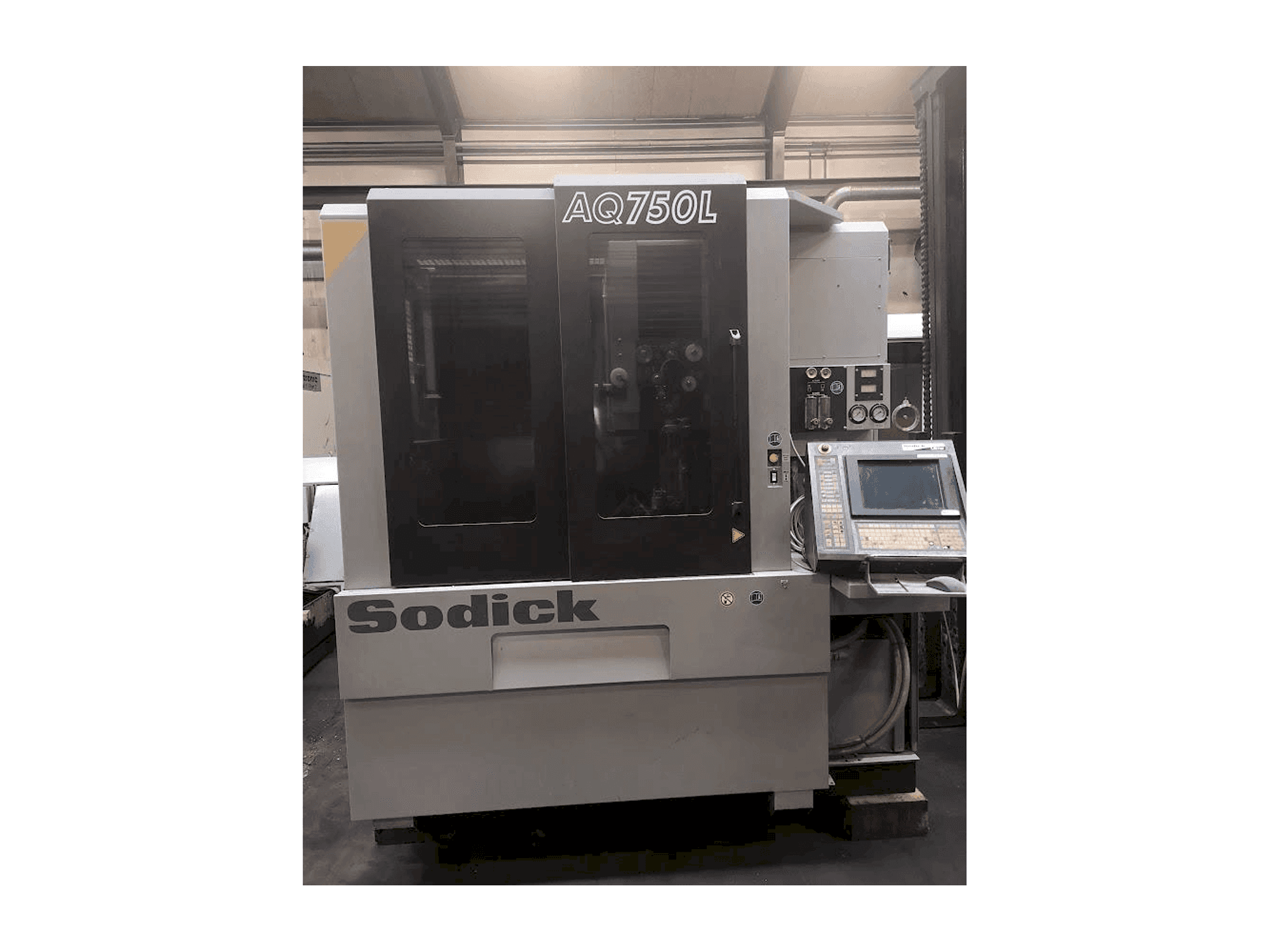 Frontansicht der Sodick AQ750L Maschine
