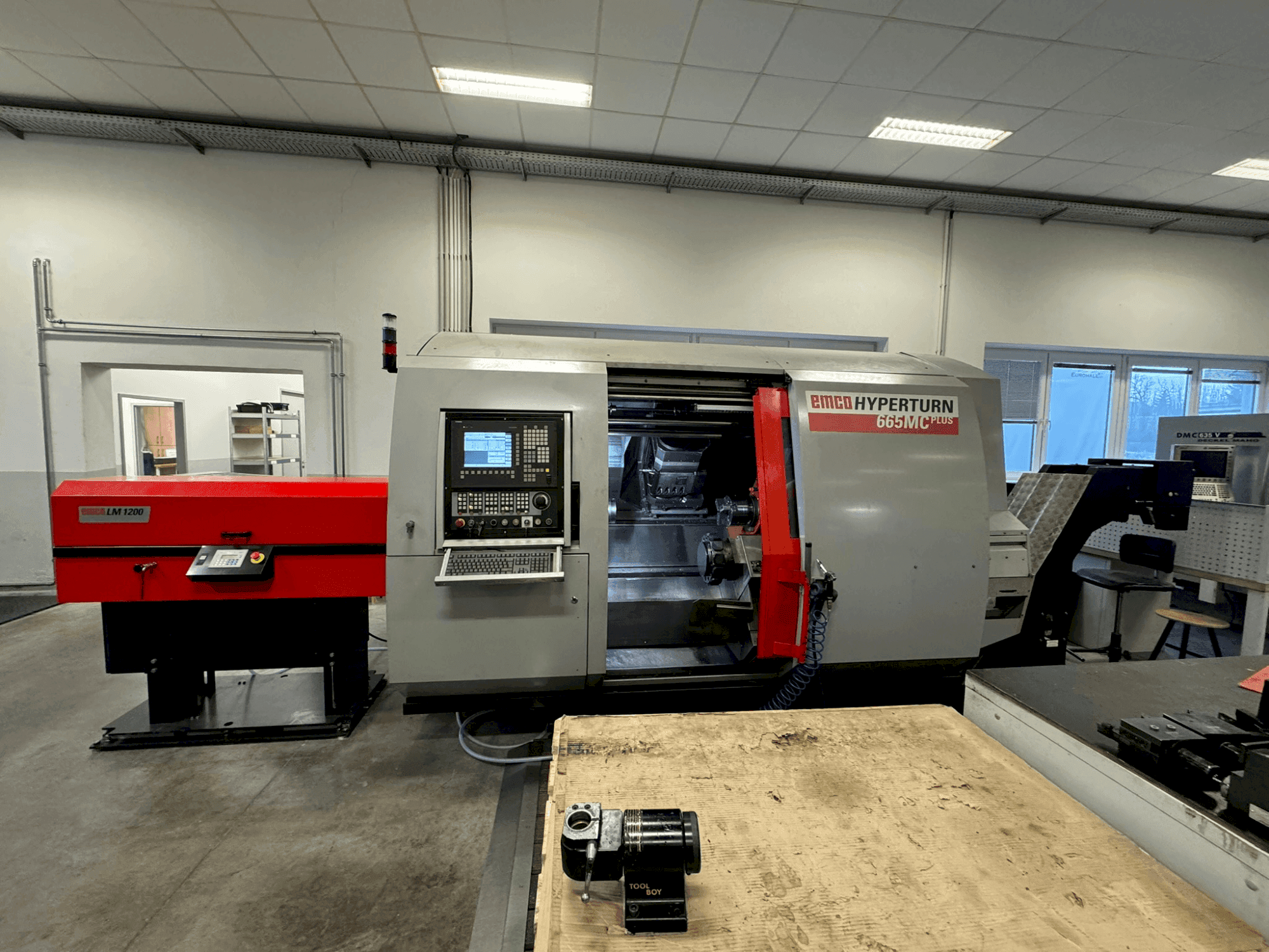 Frontansicht der EMCO Hyperturn 665MC Plus Maschine