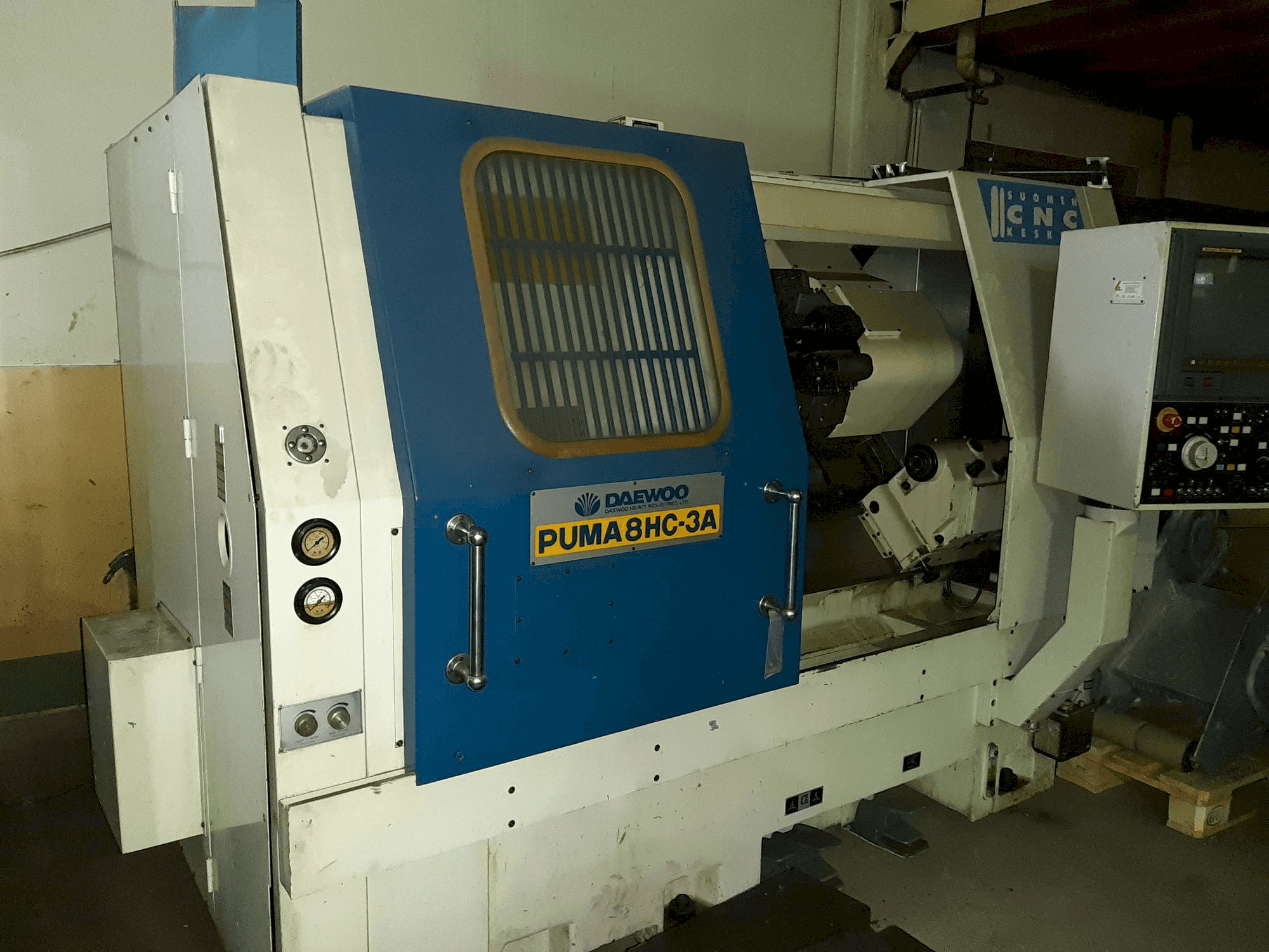 Frontansicht der DAEWOO PUMA 8HC-3A Maschine