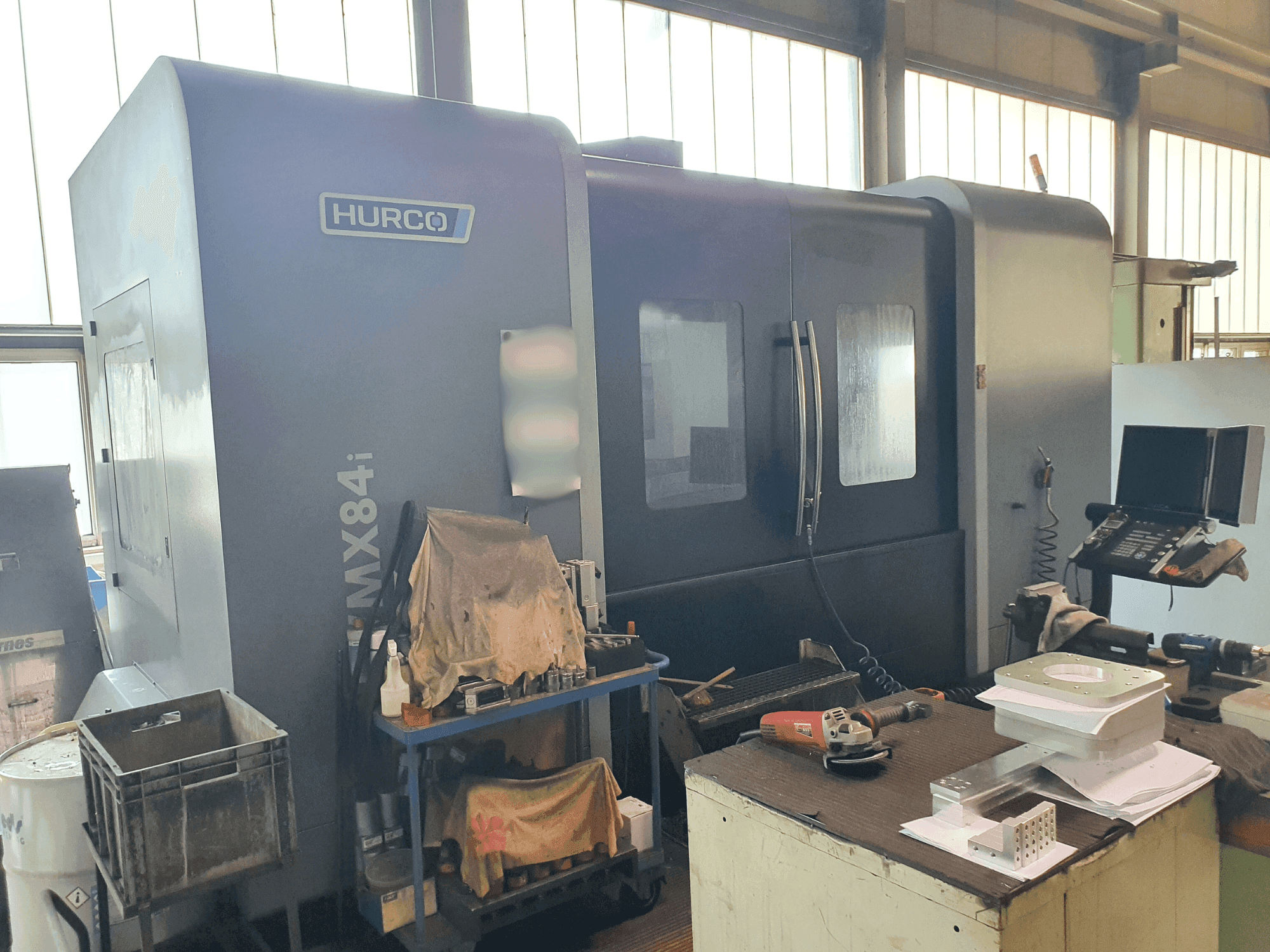 Frontansicht der Hurco VMX 84i Maschine