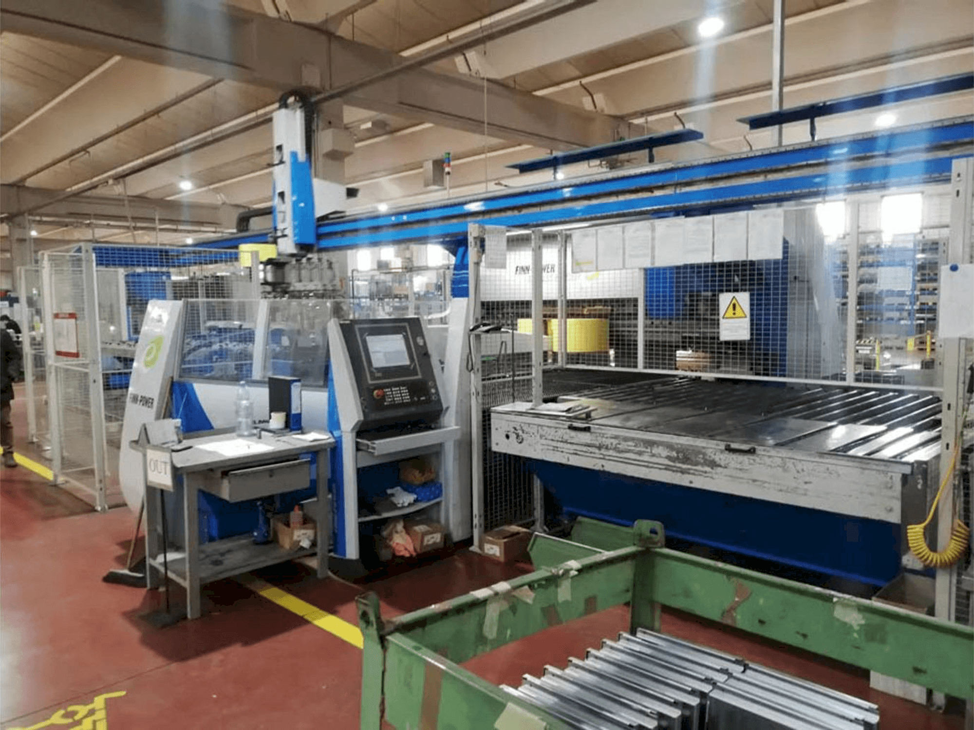 Frontansicht der Finn-Power EBE5 Maschine