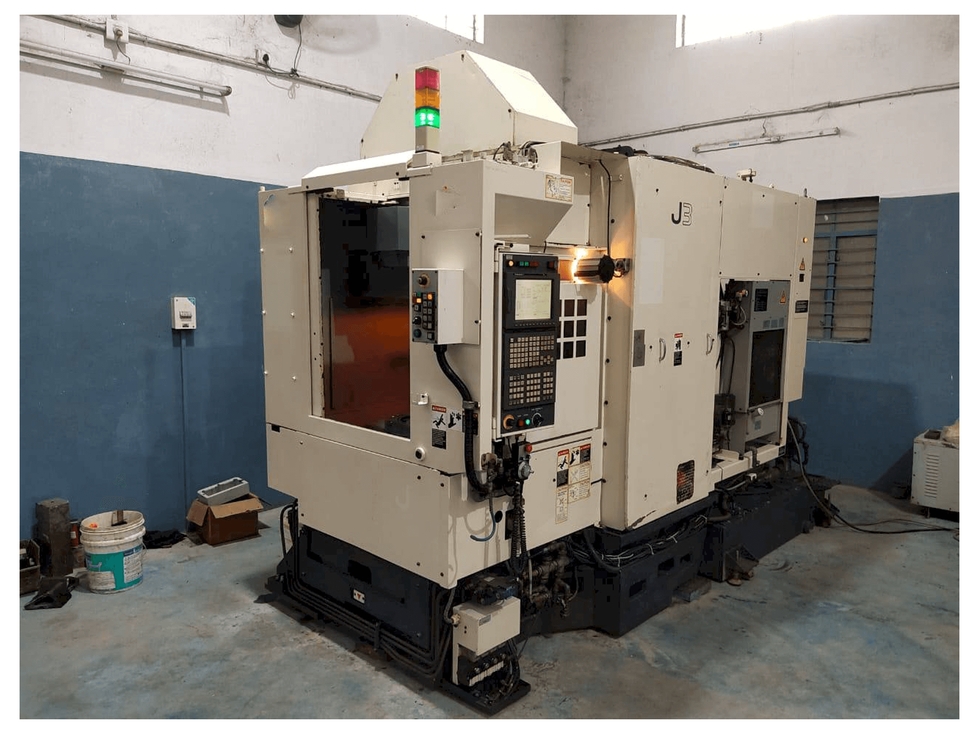 Frontansicht der Makino J3 Maschine