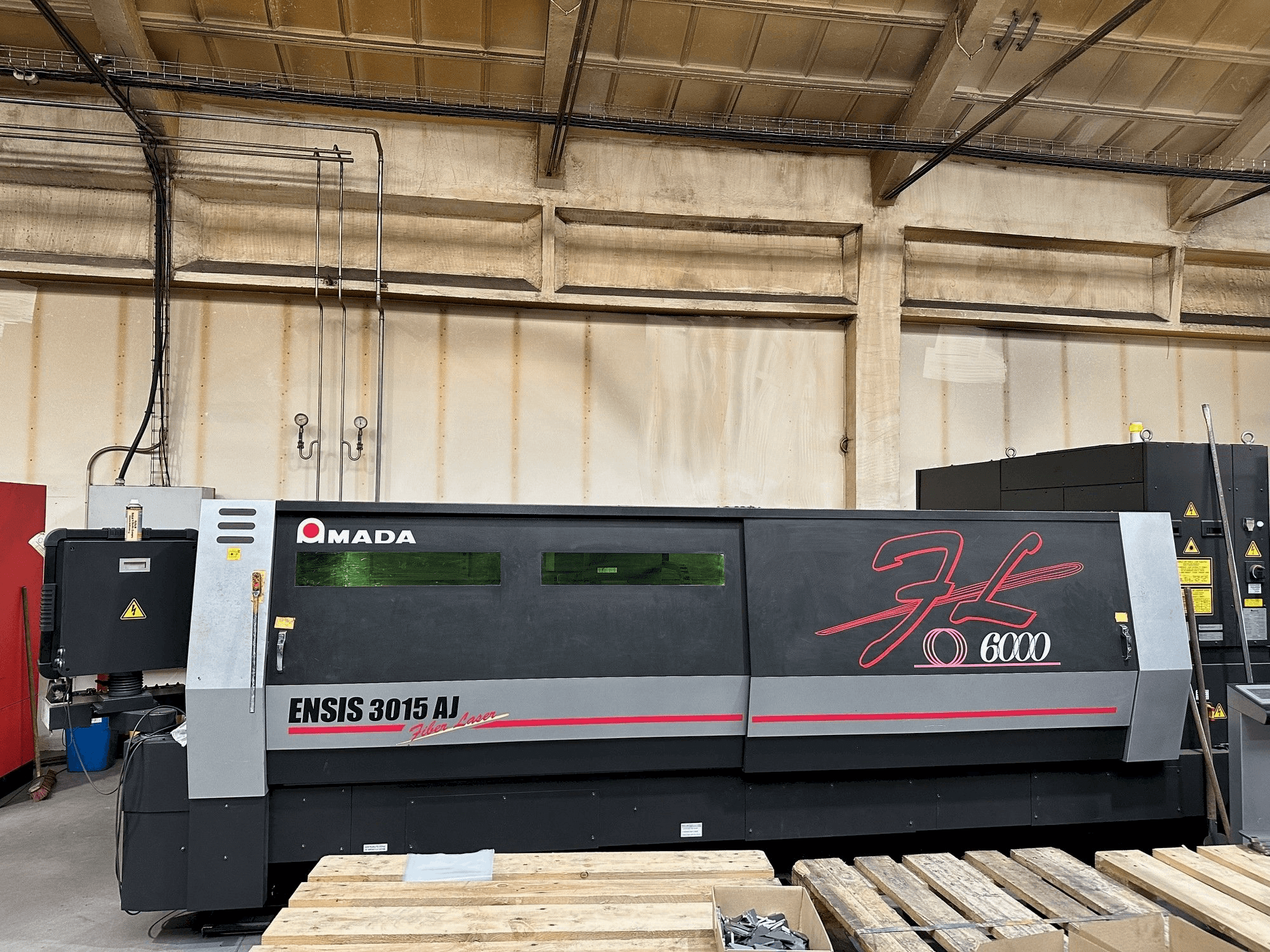 Frontansicht der AMADA ENSIS-3015 AJ Maschine